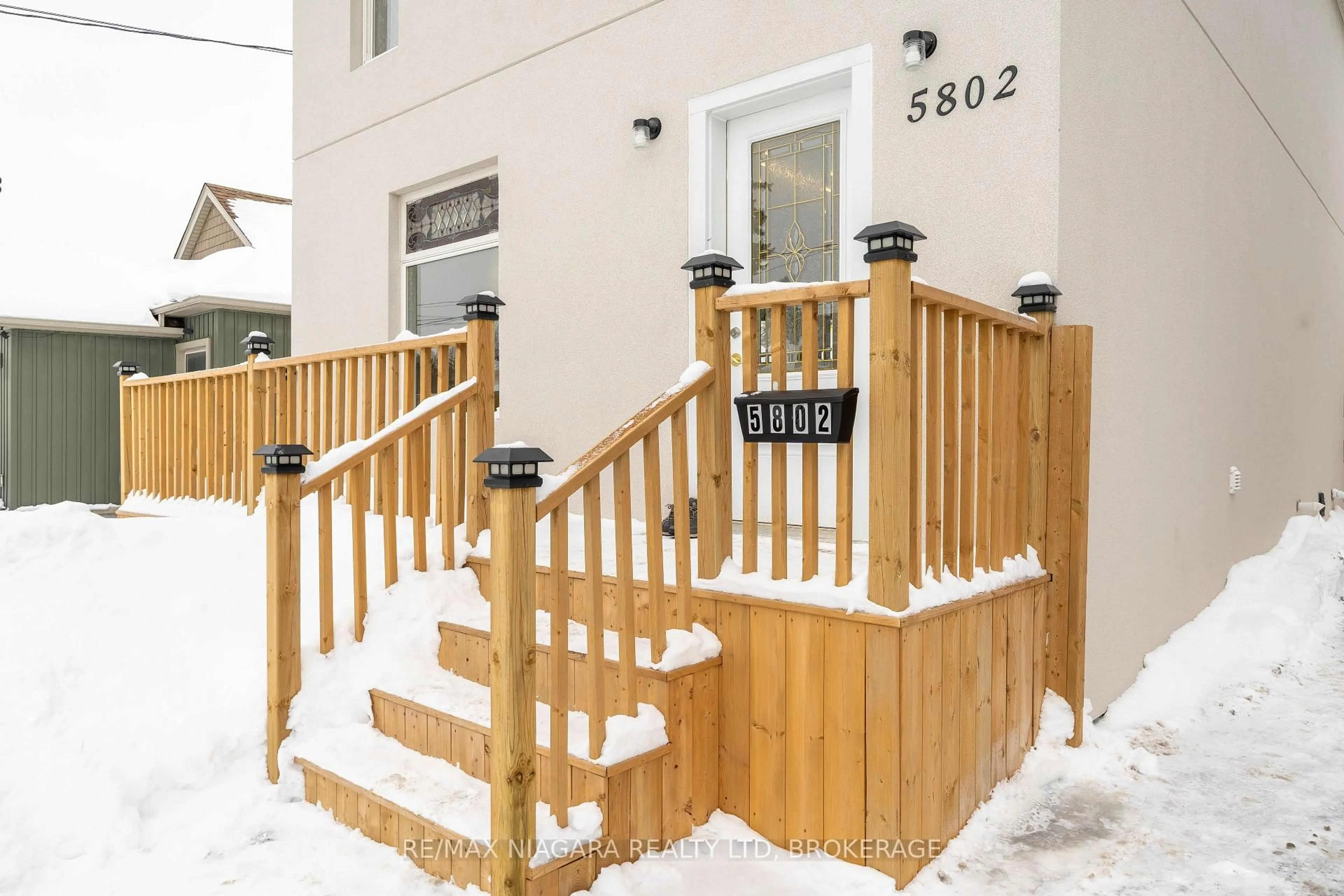 Unknown for 5802 Peer St, Niagara Falls Ontario L2G 1X2