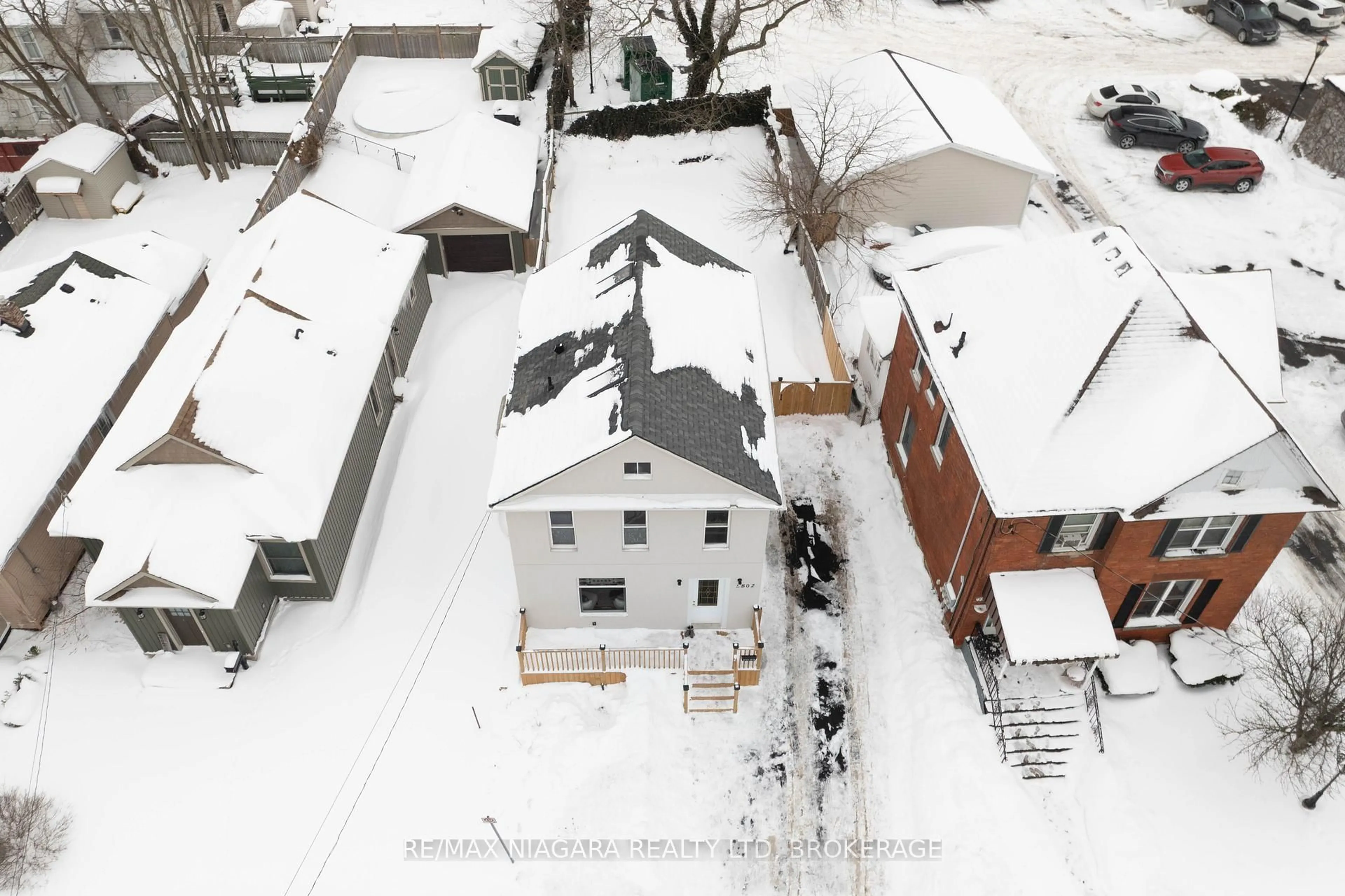 A pic from outside/outdoor area/front of a property/back of a property/a pic from drone, street for 5802 Peer St, Niagara Falls Ontario L2G 1X2
