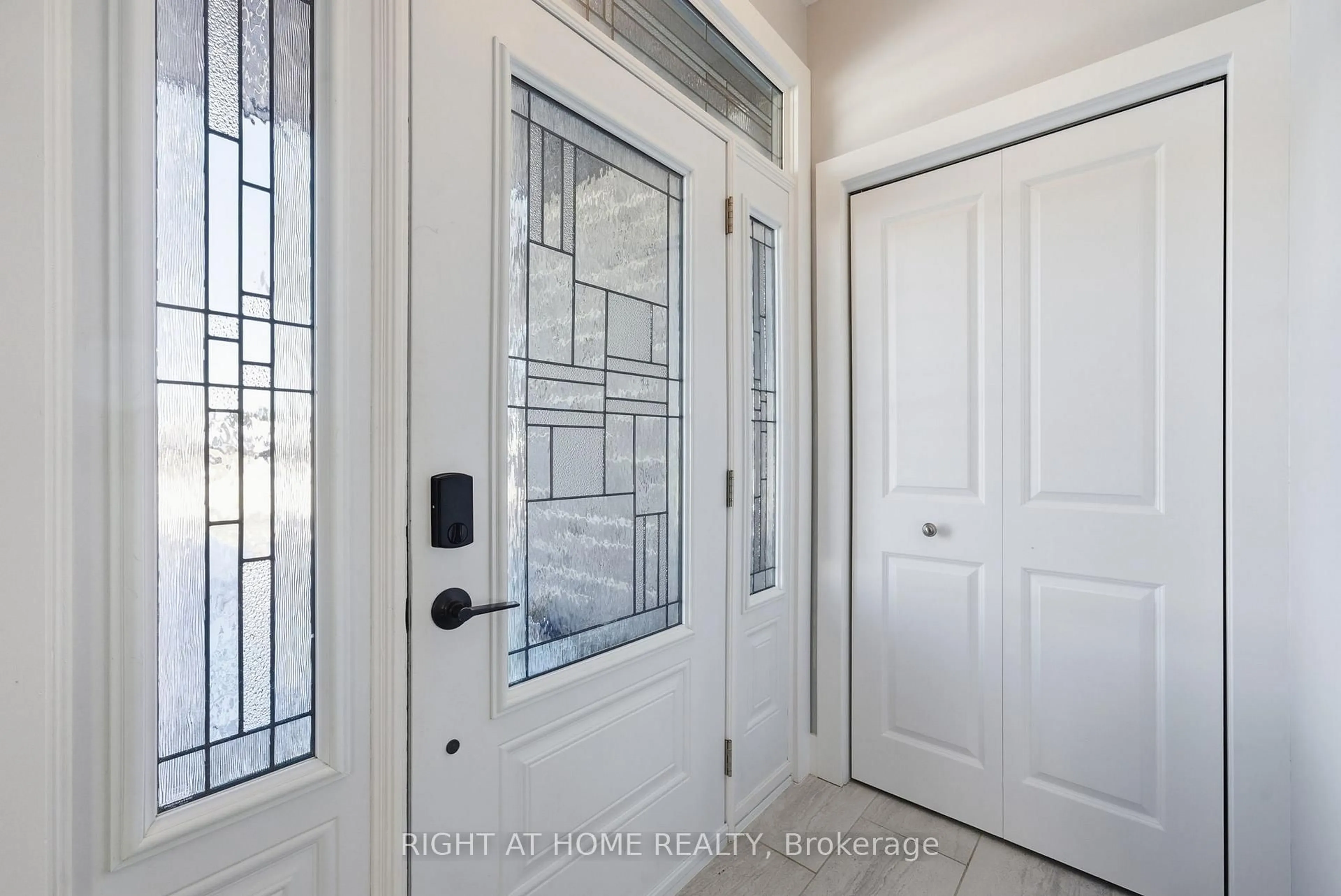 Indoor entryway for 4 Rowan Pl, Quinte West Ontario K8V 0E1