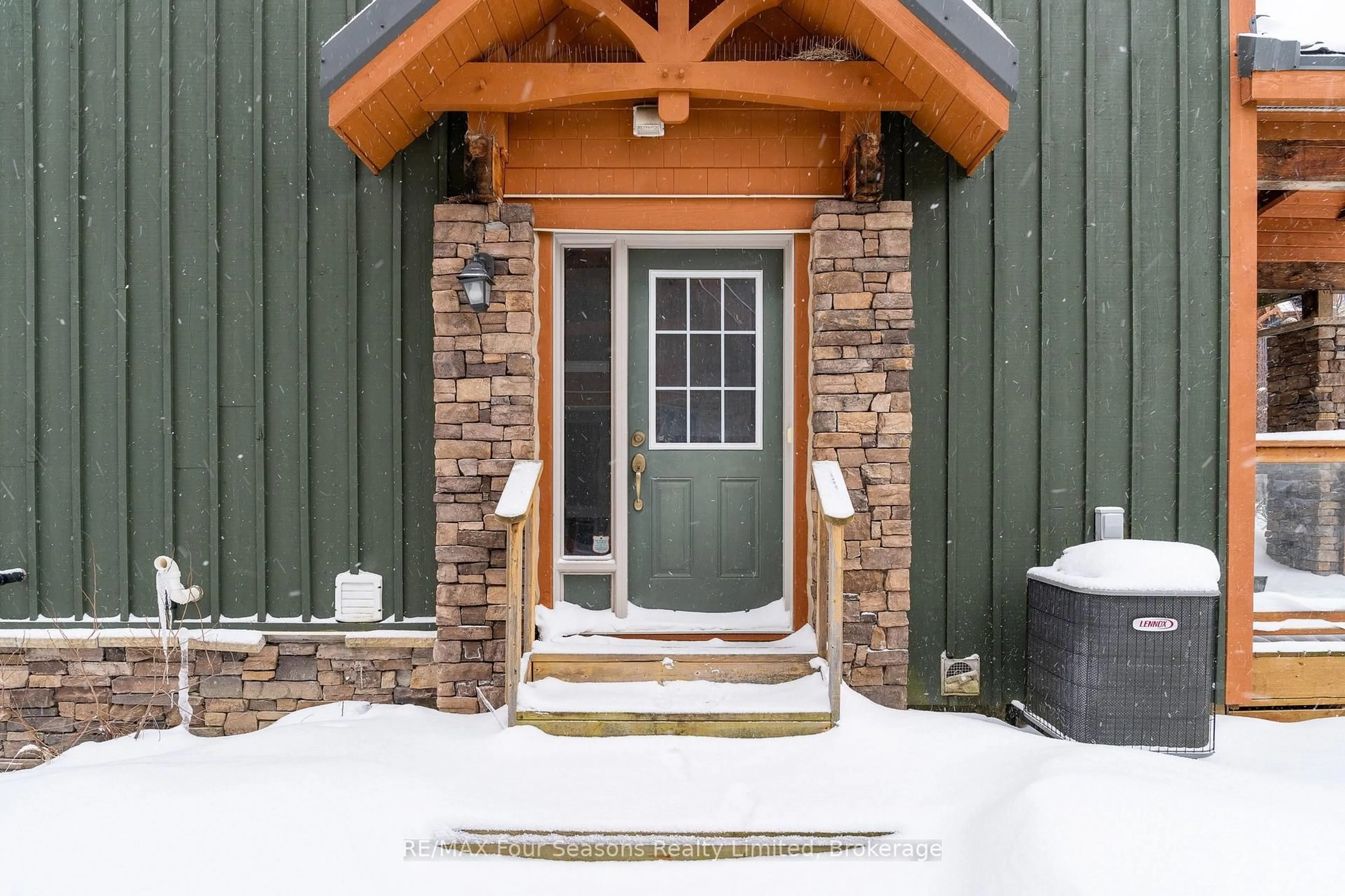 Indoor entryway for 214 Blueski George Cres #41, Blue Mountains Ontario L9Y 0V5