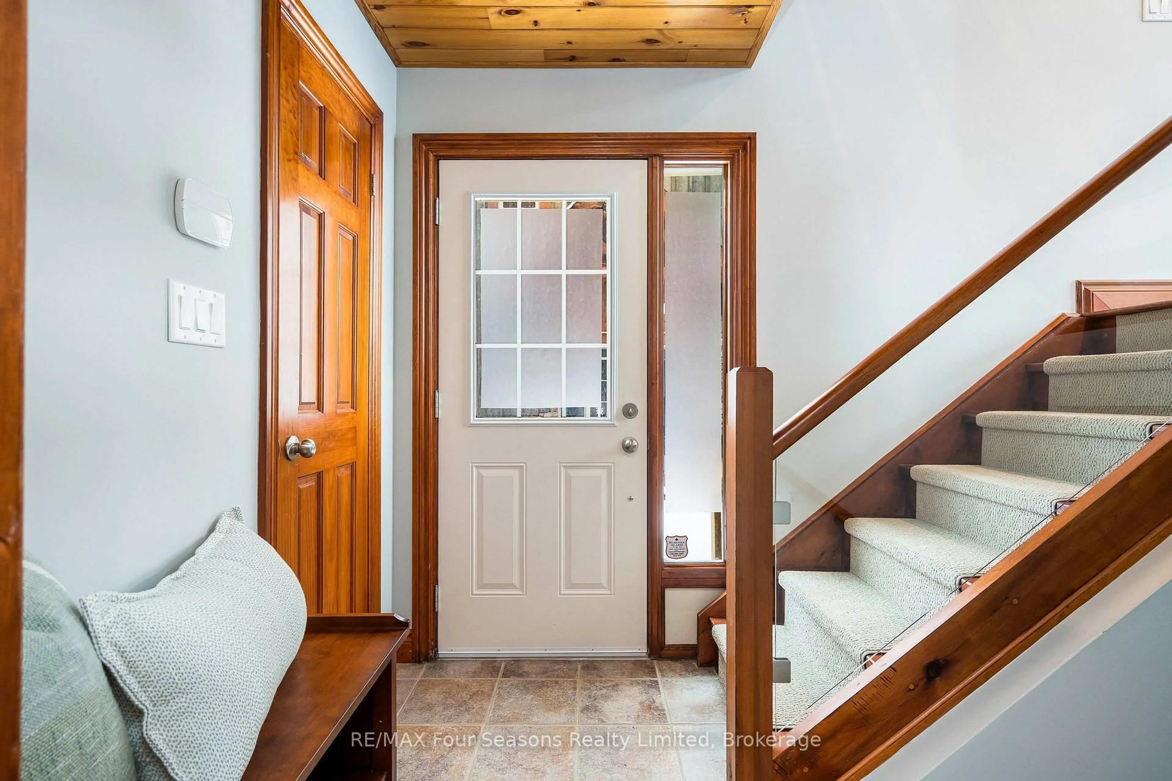 Indoor entryway for 214 Blueski George Cres #41, Blue Mountains Ontario L9Y 0V5