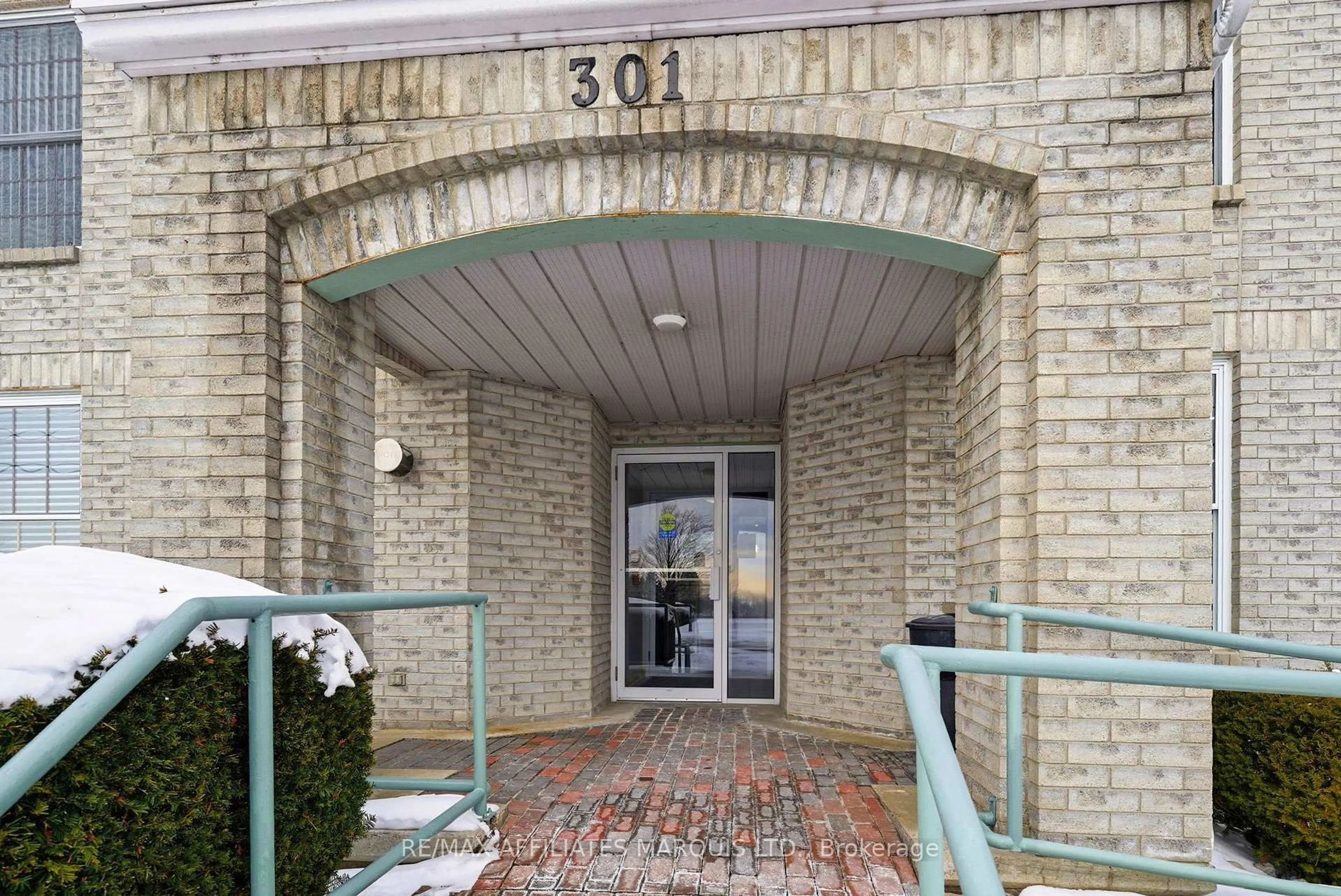 Indoor foyer for 301 Water St #304, Cornwall Ontario K6J 1A5