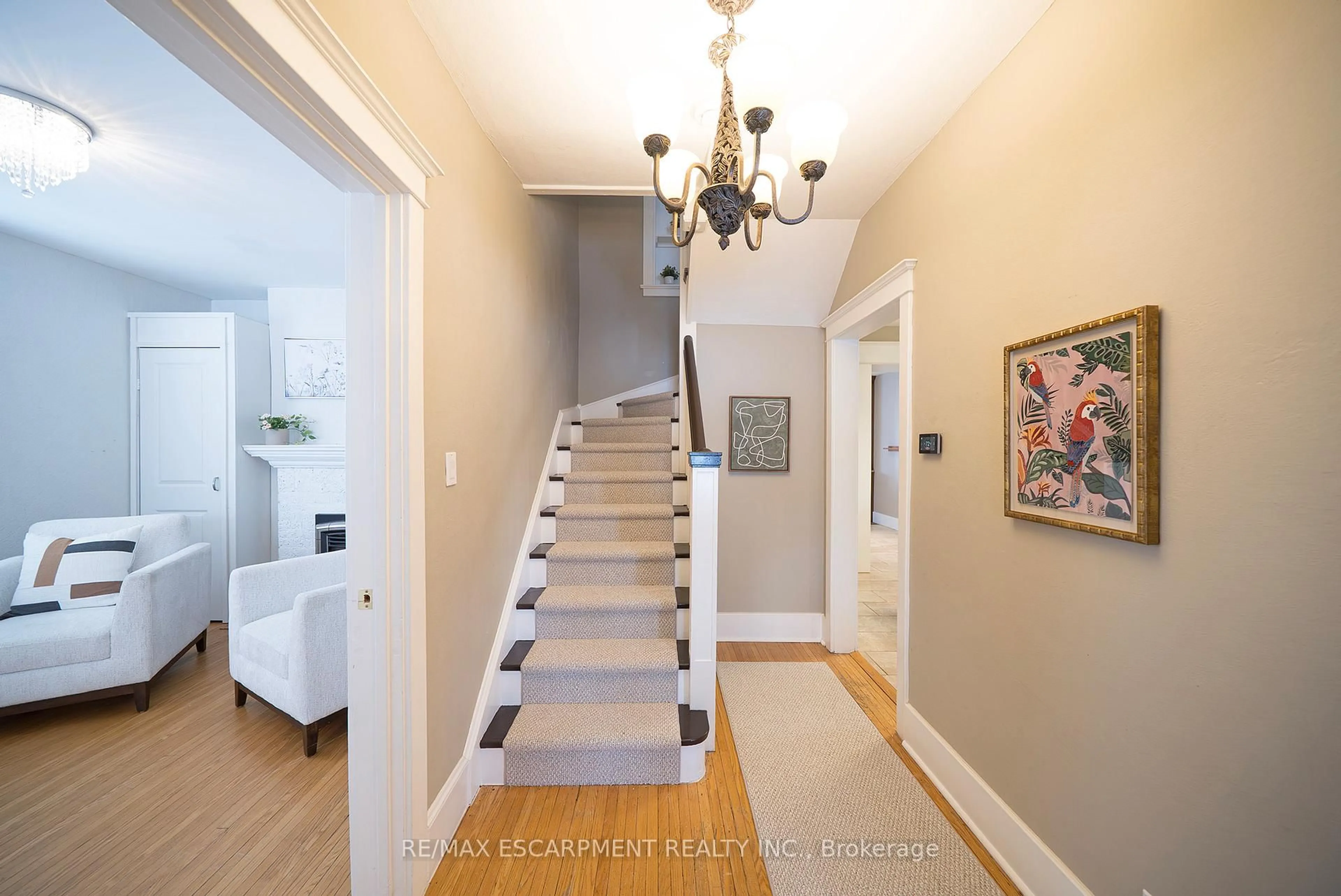 Indoor foyer for 48 Lincoln Ave, Brantford Ontario N3T 4S7