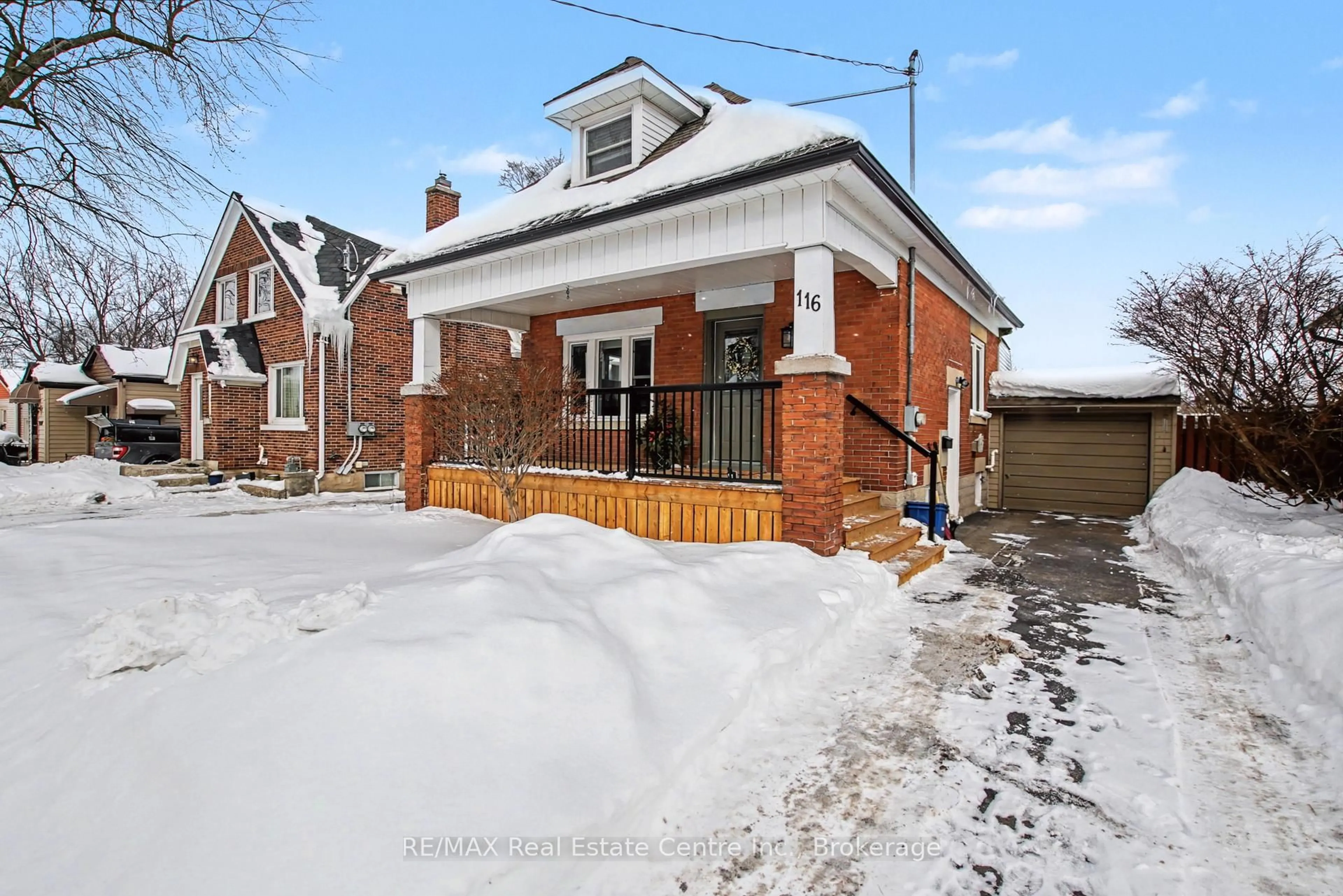 A pic from outside/outdoor area/front of a property/back of a property/a pic from drone, street for 116 Waterloo St, Waterloo Ontario N2J 1X9