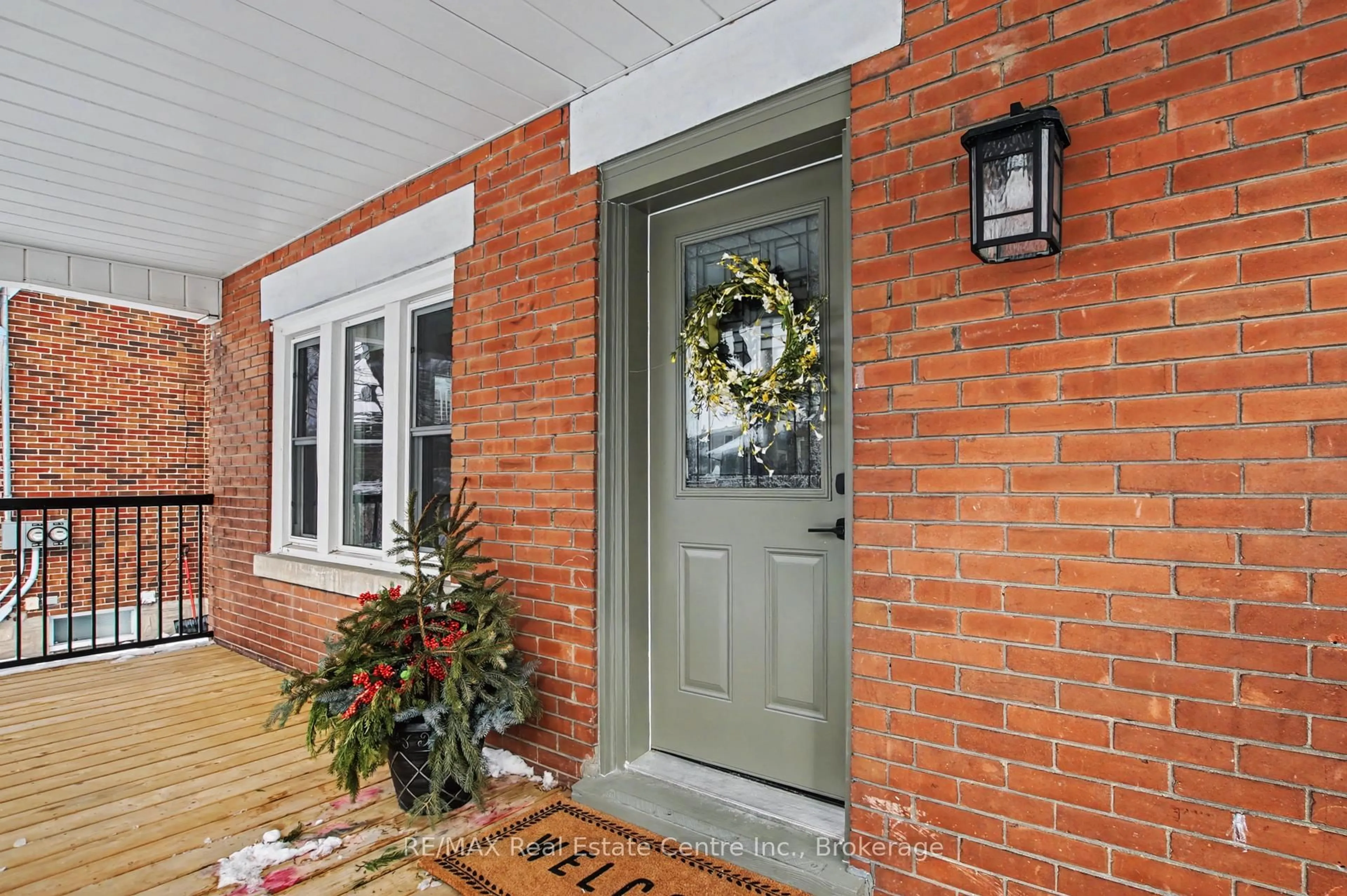 Indoor entryway for 116 Waterloo St, Waterloo Ontario N2J 1X9