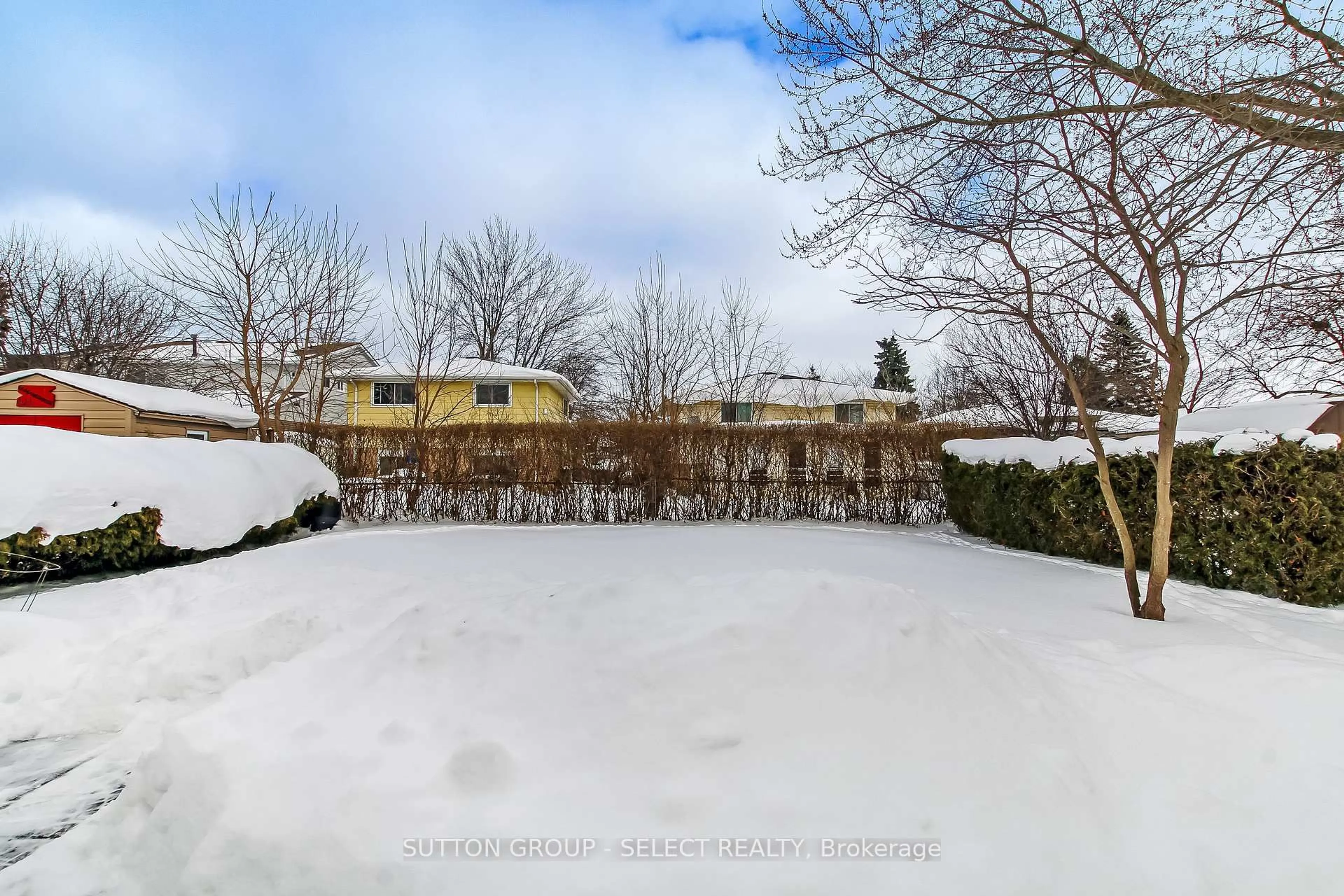 A pic from outside/outdoor area/front of a property/back of a property/a pic from drone, street for 26 GLENROY Rd, London South Ontario N5Z 3K9
