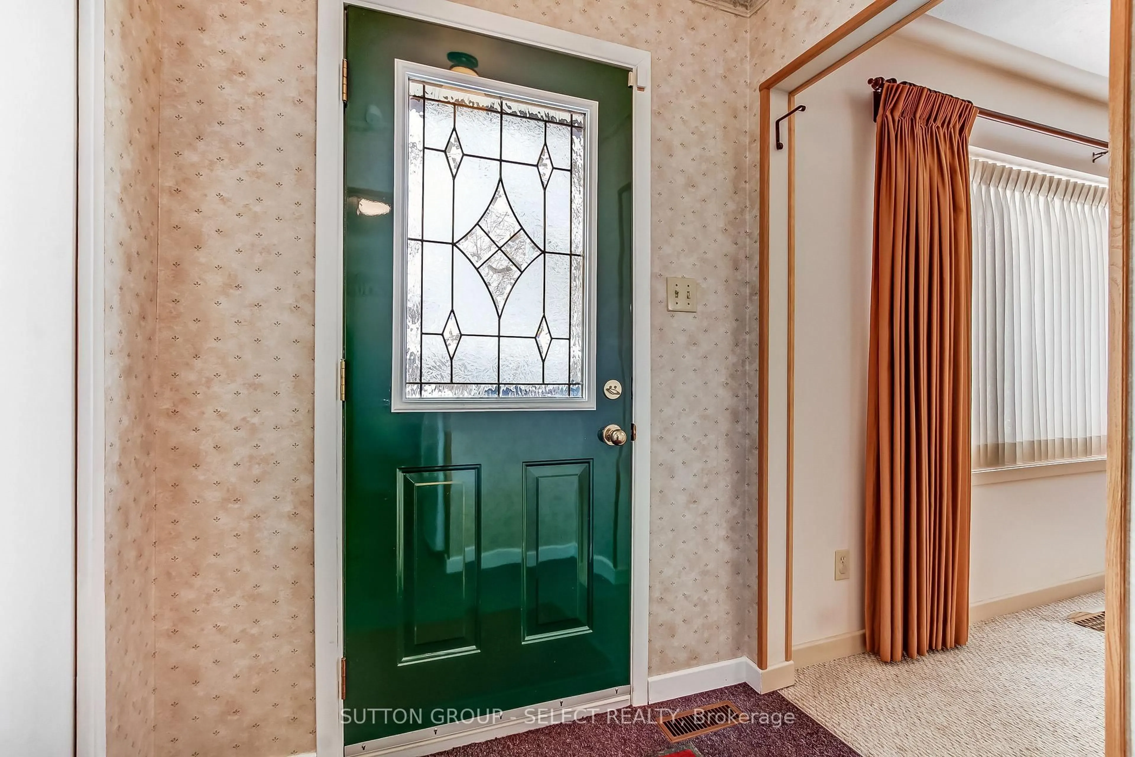 Indoor entryway for 26 GLENROY Rd, London South Ontario N5Z 3K9