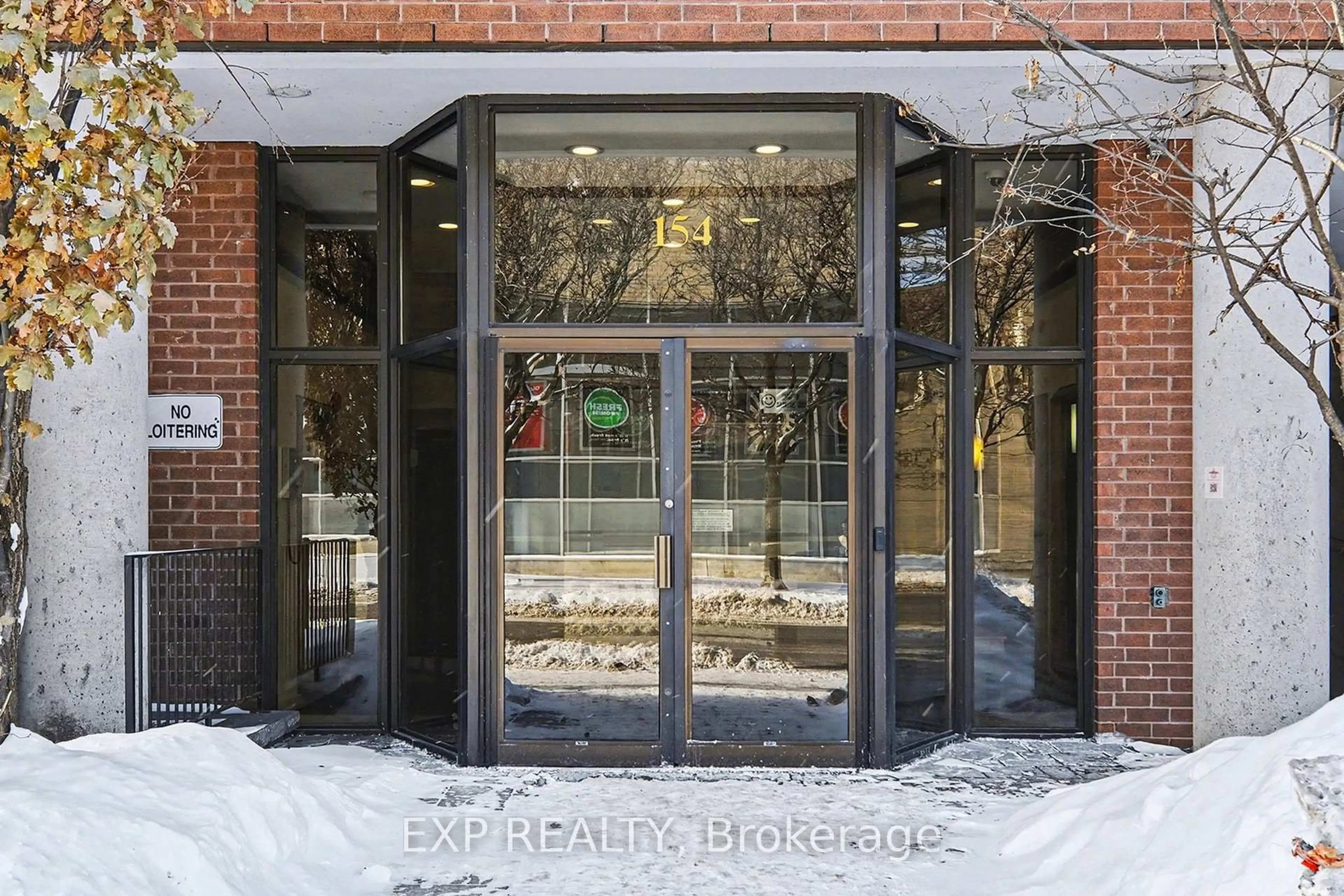 Indoor foyer for 154 Nelson St #801, Ottawa Ontario K1N 7R5