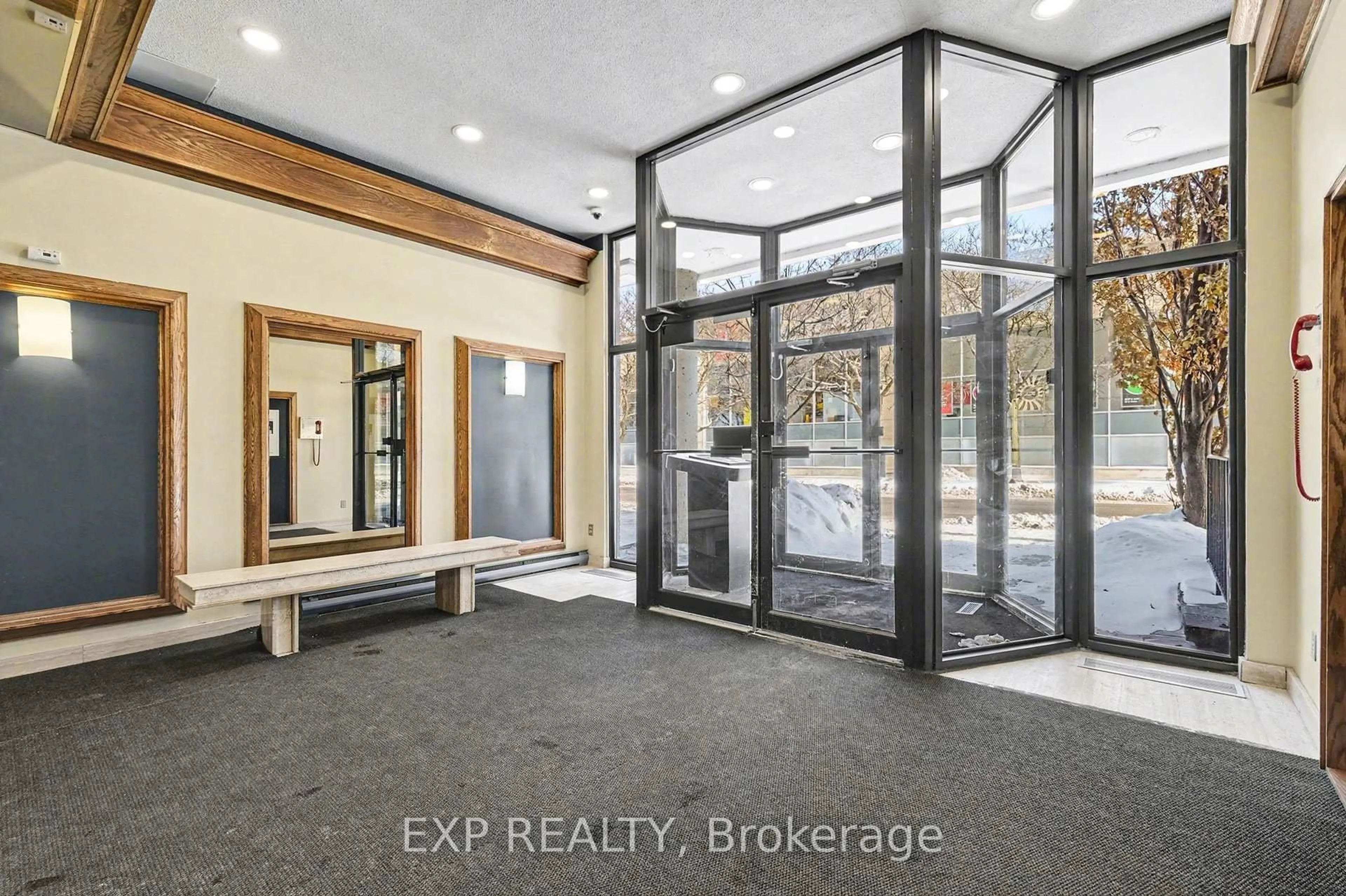 Indoor entryway for 154 Nelson St #801, Ottawa Ontario K1N 7R5