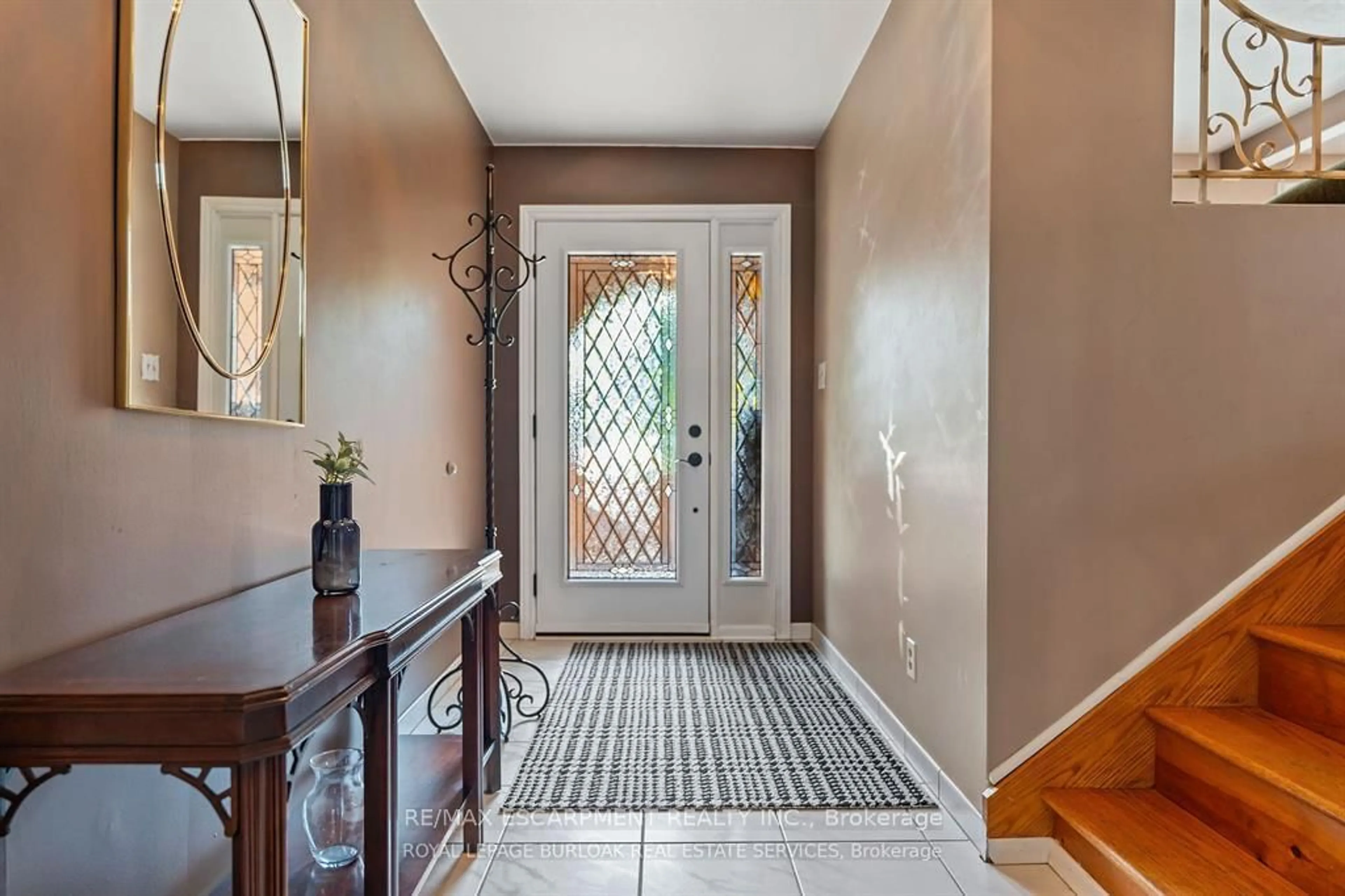 Indoor entryway for 299 EASTDALE Blvd, Hamilton Ontario L8E 3W9