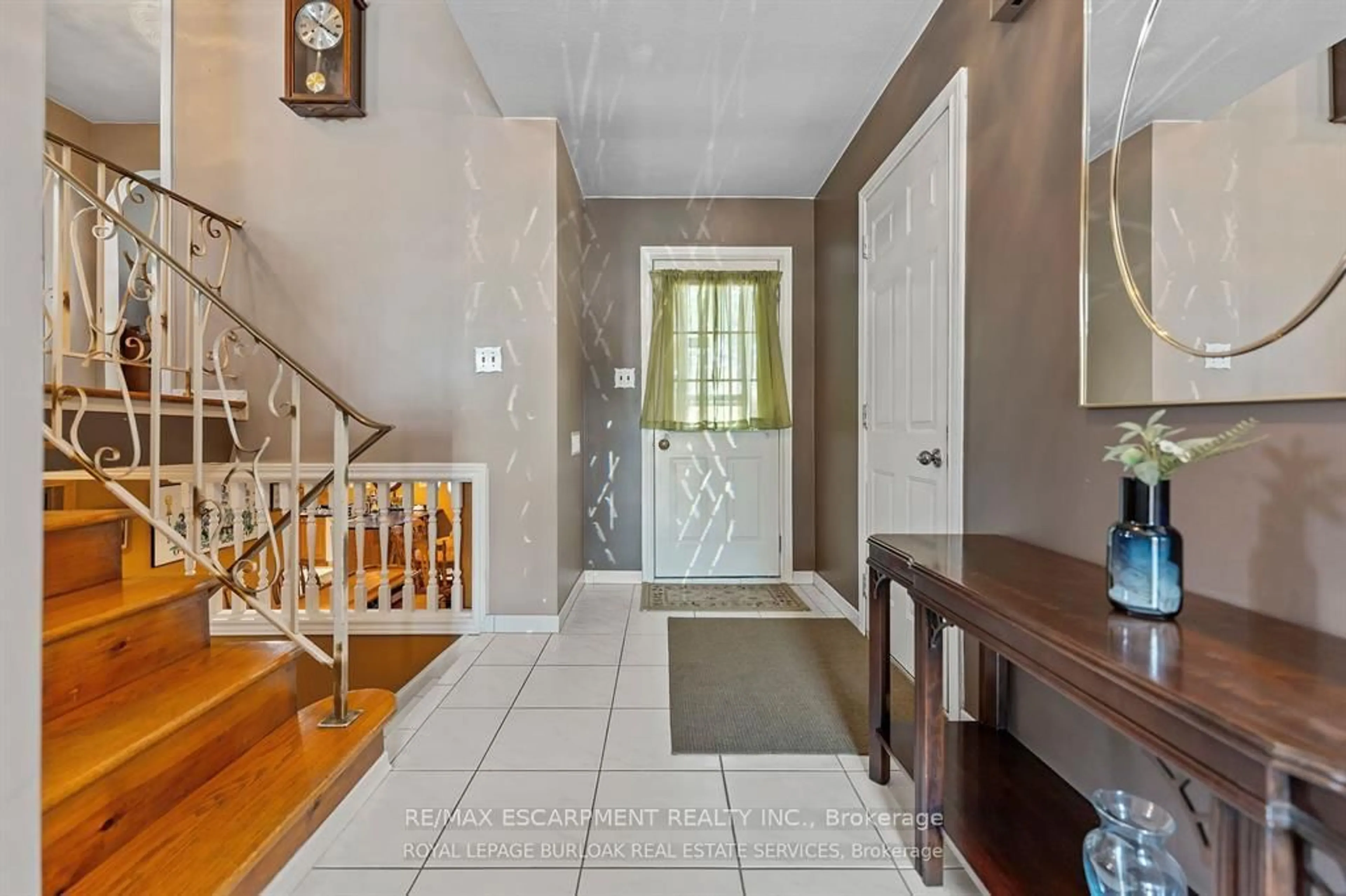 Indoor entryway for 299 EASTDALE Blvd, Hamilton Ontario L8E 3W9