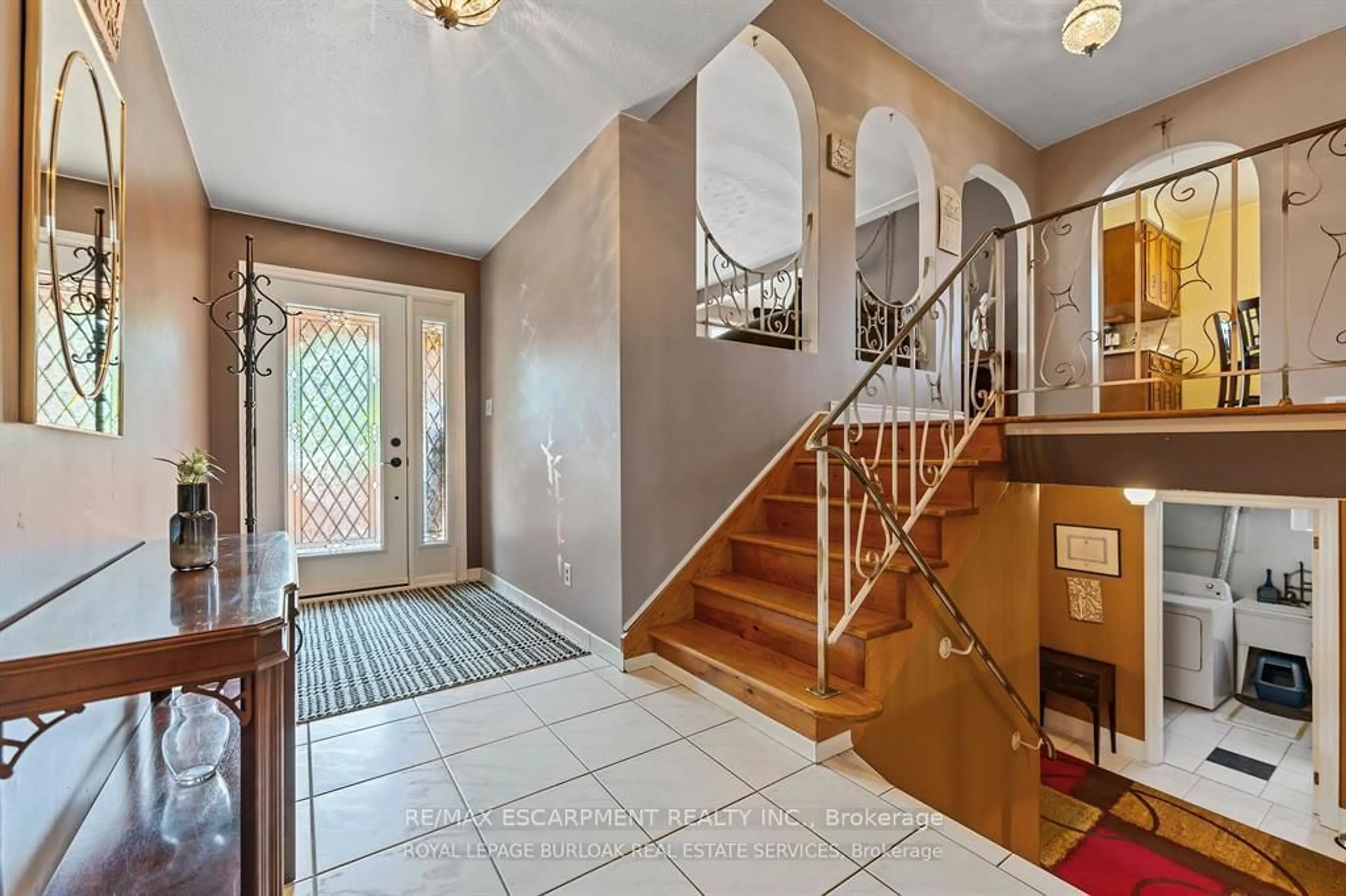 Indoor entryway for 299 EASTDALE Blvd, Hamilton Ontario L8E 3W9