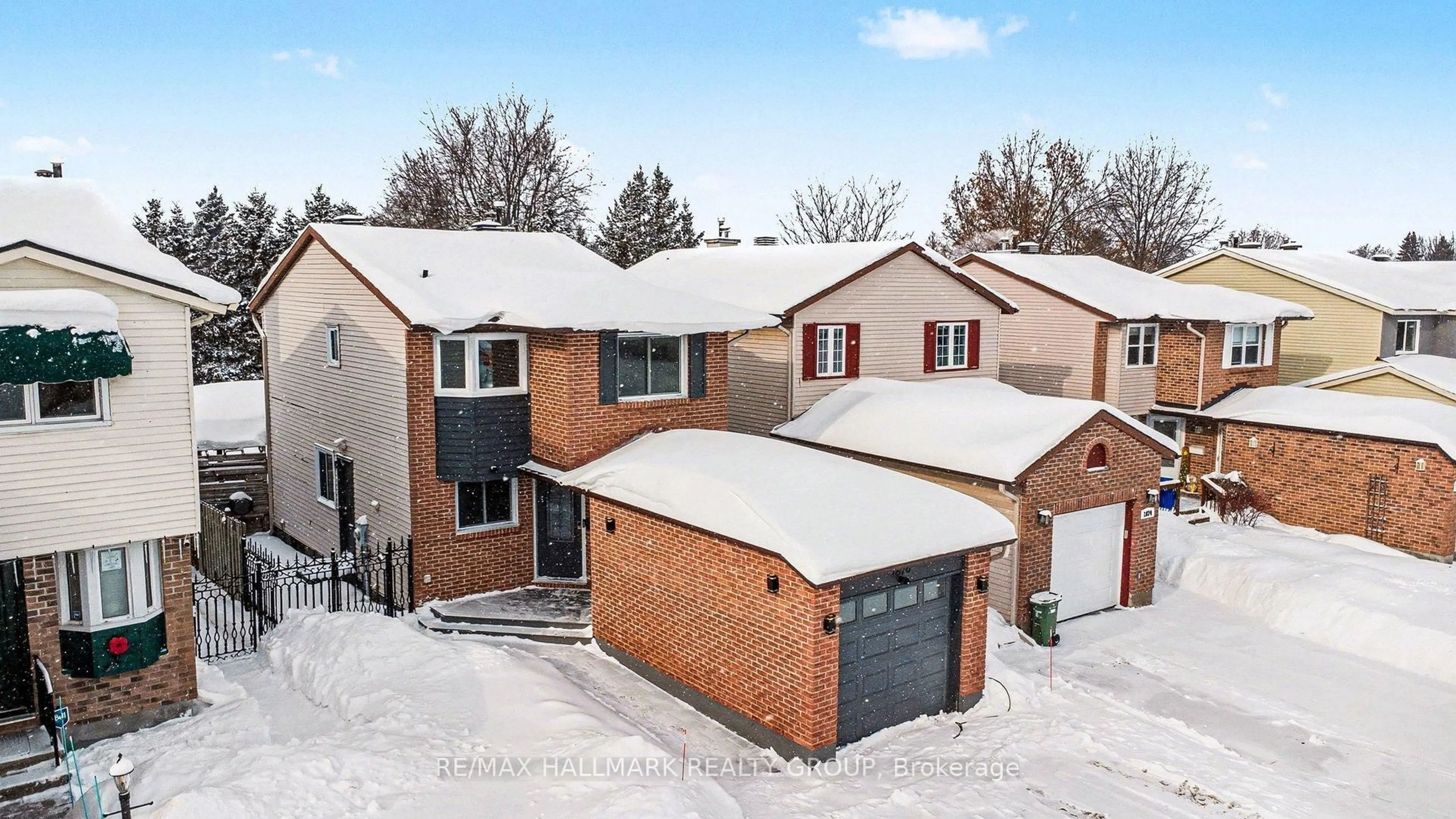 A pic from outside/outdoor area/front of a property/back of a property/a pic from drone, street for 1876 Prestwick Dr, Ottawa Ontario K1E 2T4