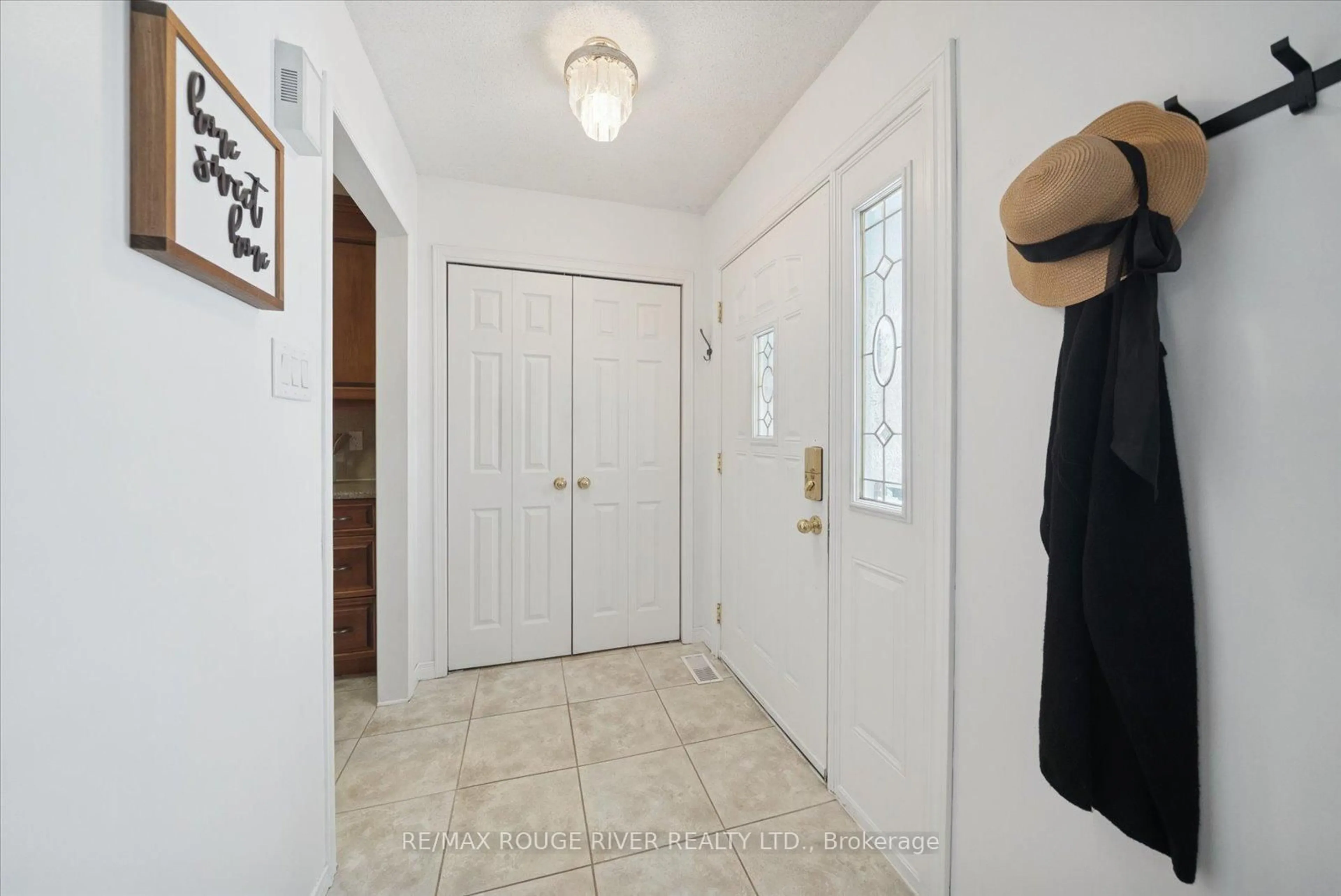 Indoor entryway for 1212 Huntington Circ, Peterborough Ontario K9K 2B9