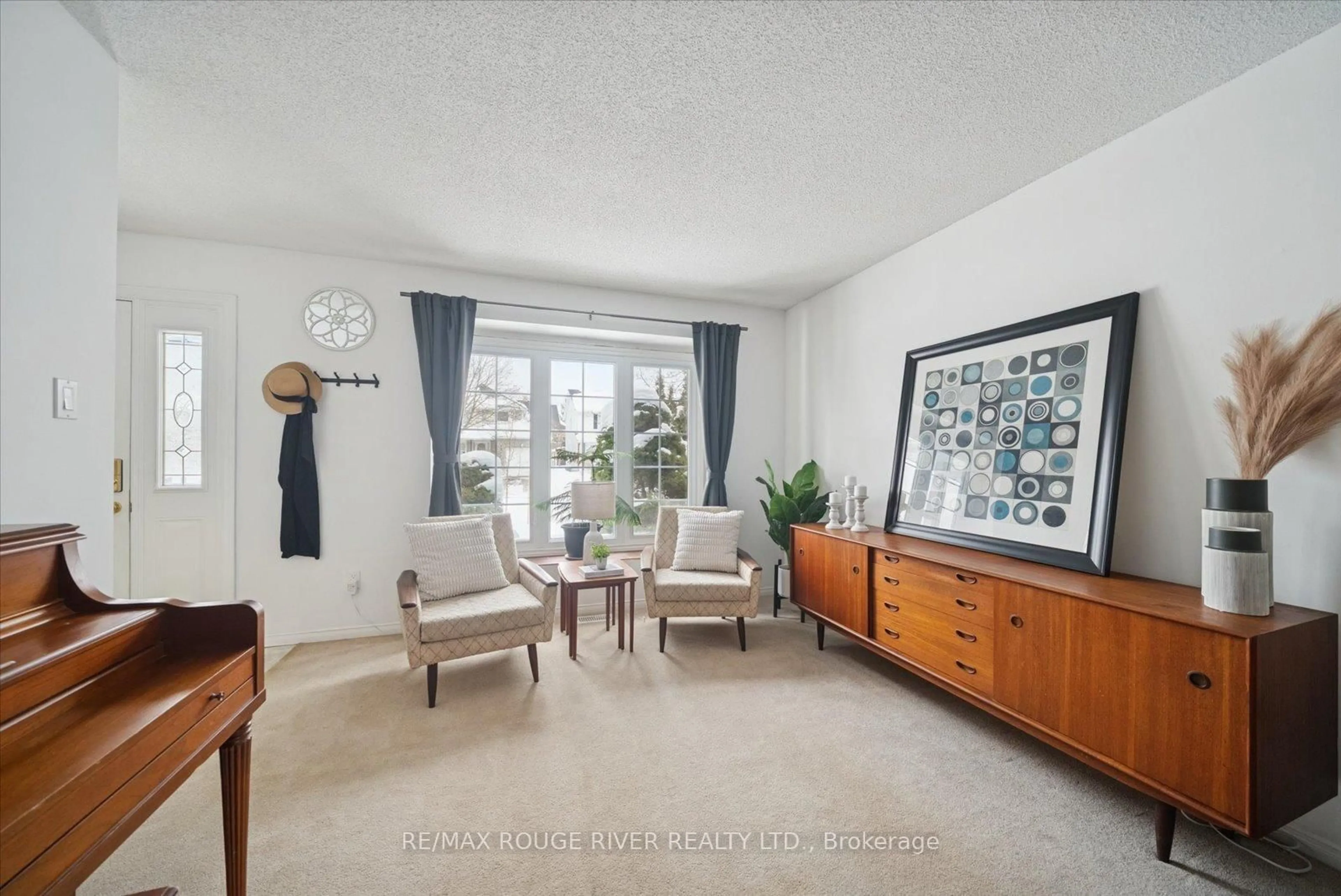 Living room with furniture, unknown for 1212 Huntington Circ, Peterborough Ontario K9K 2B9