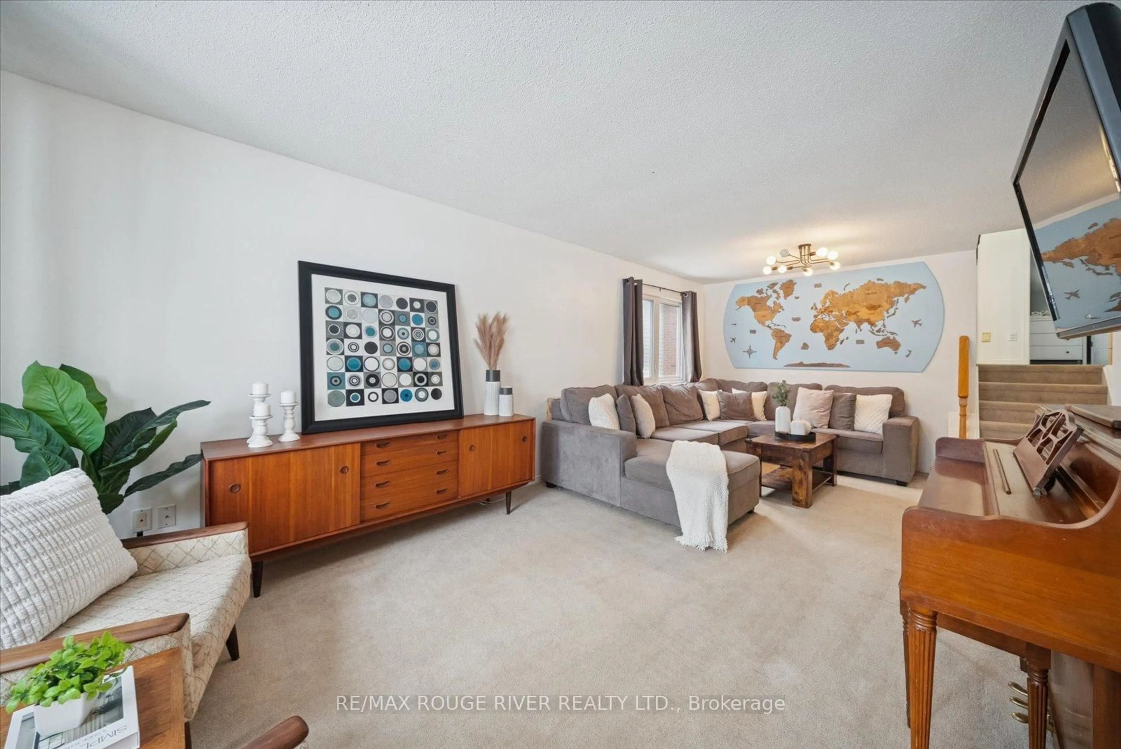 Living room with furniture, unknown for 1212 Huntington Circ, Peterborough Ontario K9K 2B9