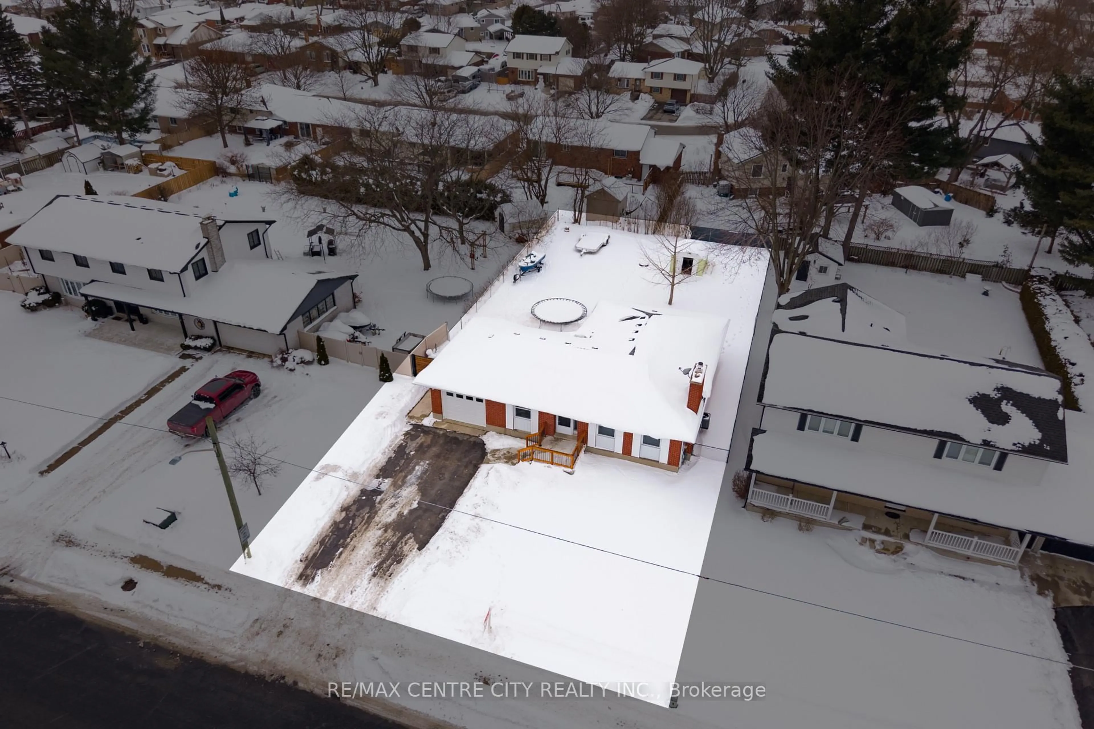 A pic from outside/outdoor area/front of a property/back of a property/a pic from drone, unknown for 120 Rutherford Ave, Aylmer Ontario N5H 2N8