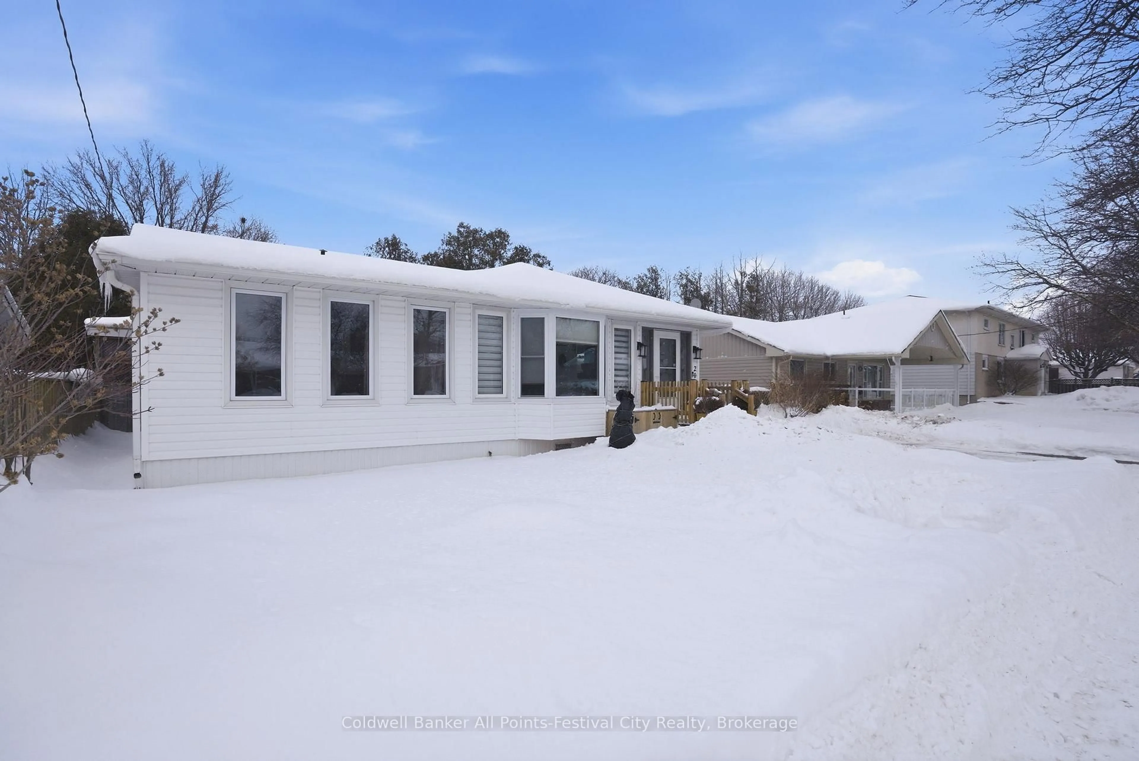 A pic from outside/outdoor area/front of a property/back of a property/a pic from drone, unknown for 202 Bennett St, Goderich Ontario N7A 1X8