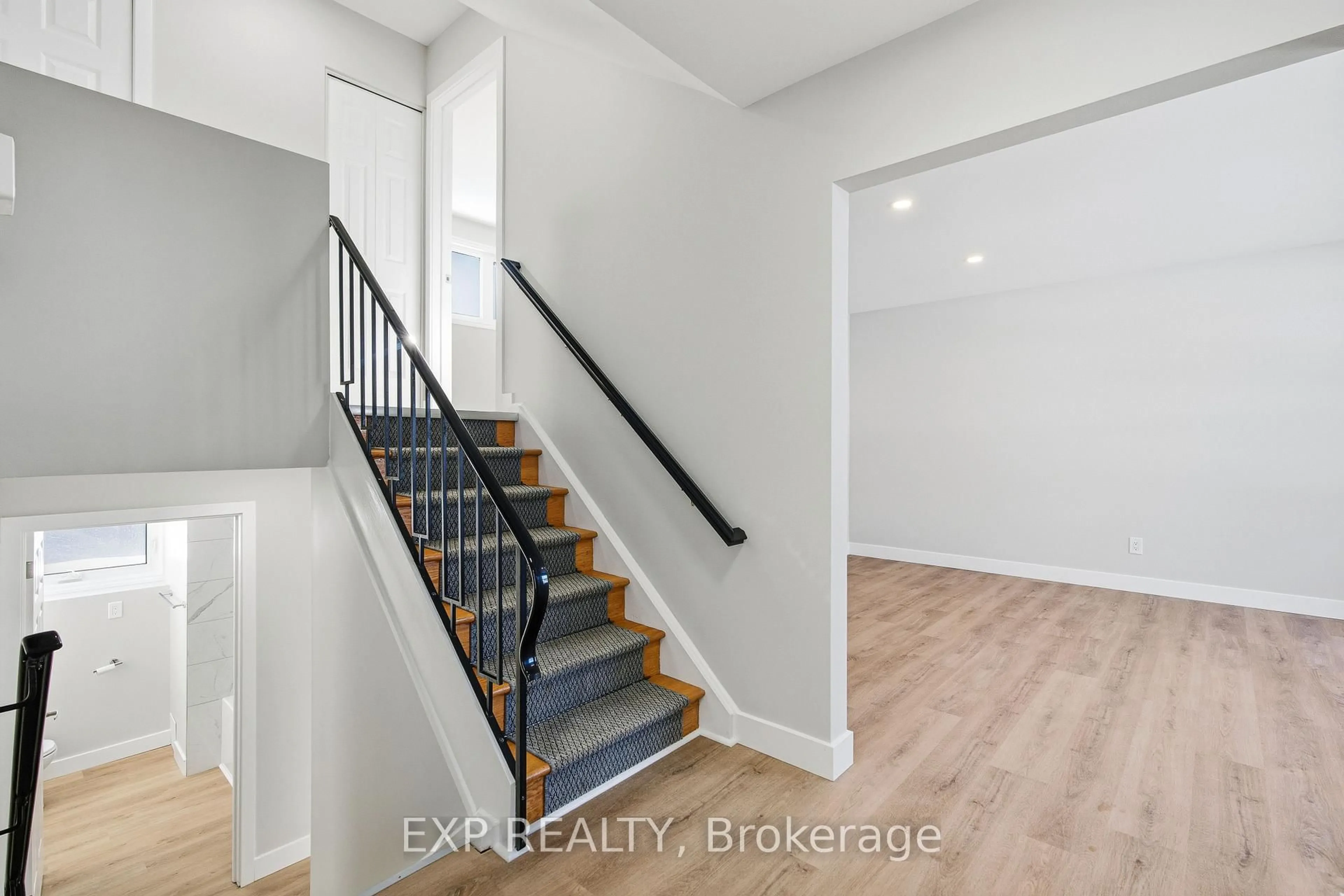 Indoor entryway for 2158 Fillmore Cres, Ottawa Ontario K1J 6A4