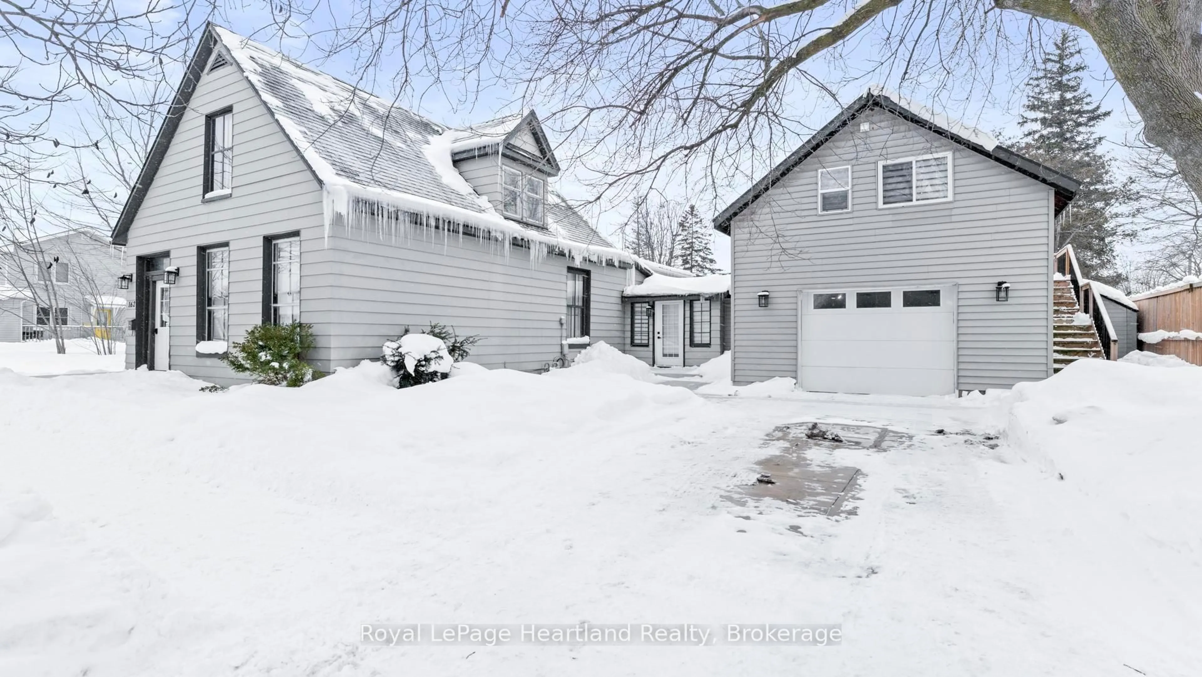 A pic from outside/outdoor area/front of a property/back of a property/a pic from drone, street for 162 Wellington St, Goderich Ontario N7A 3T4