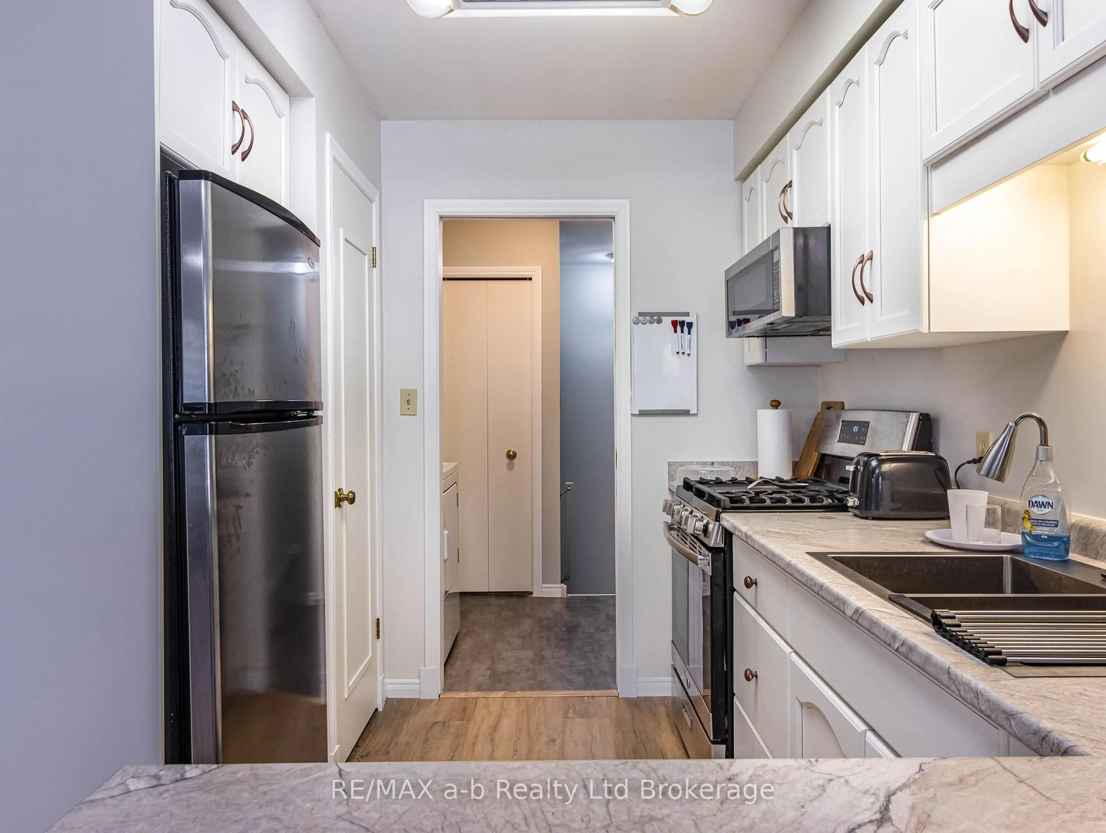 Standard kitchen, unknown for 18 Oriole Cres, Woodstock Ontario N4T 1T1