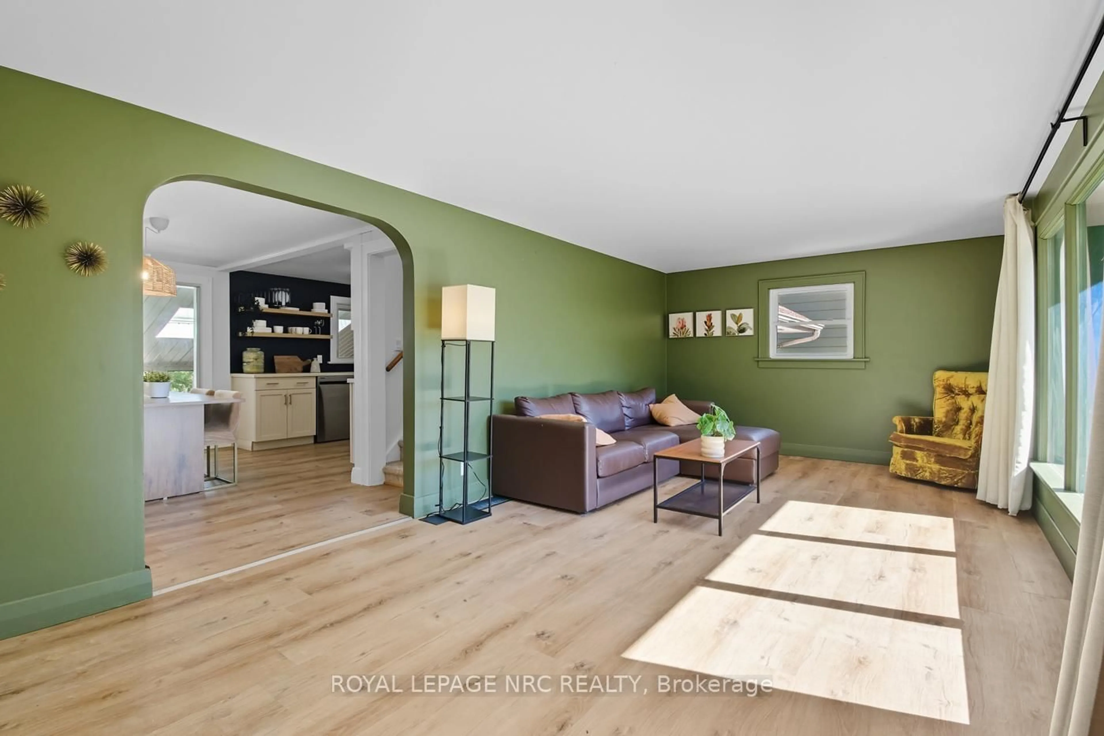 Living room with furniture, unknown for 3754 Highland Dr, Fort Erie Ontario L0S 1N0