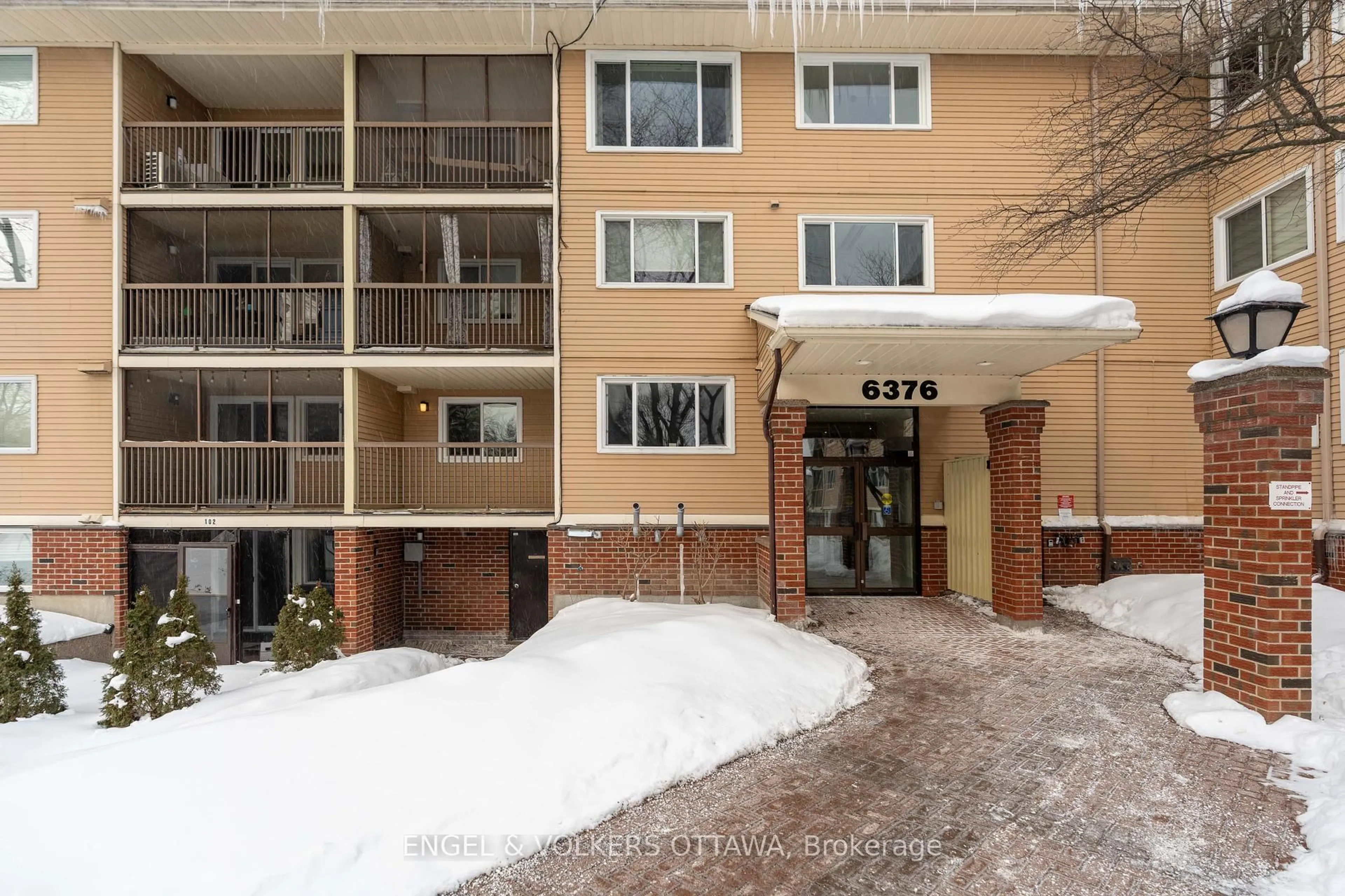Indoor foyer for 6376 Bilberry Dr #201, Ottawa Ontario K1C 4P6