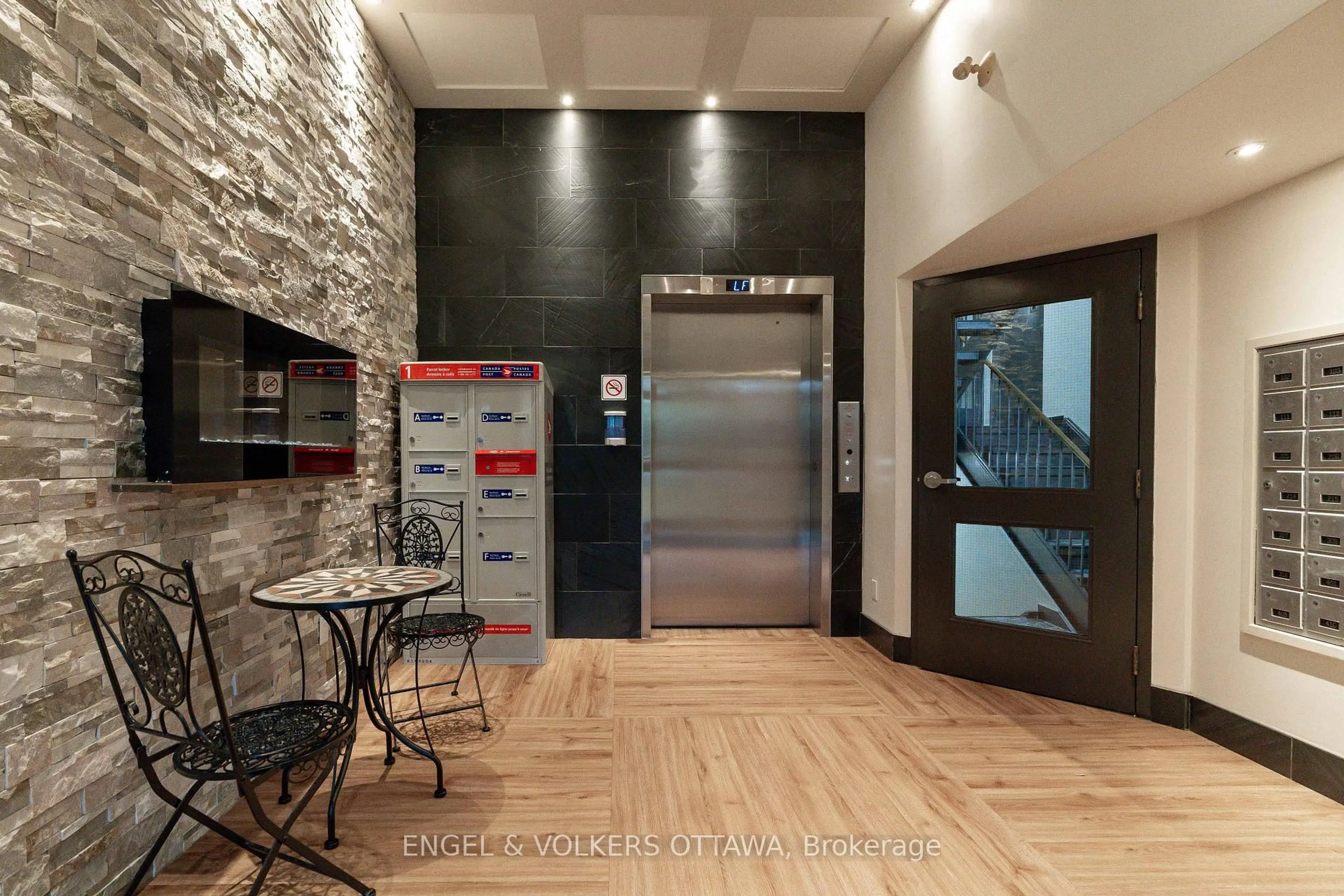 Indoor foyer for 6376 Bilberry Dr #201, Ottawa Ontario K1C 4P6