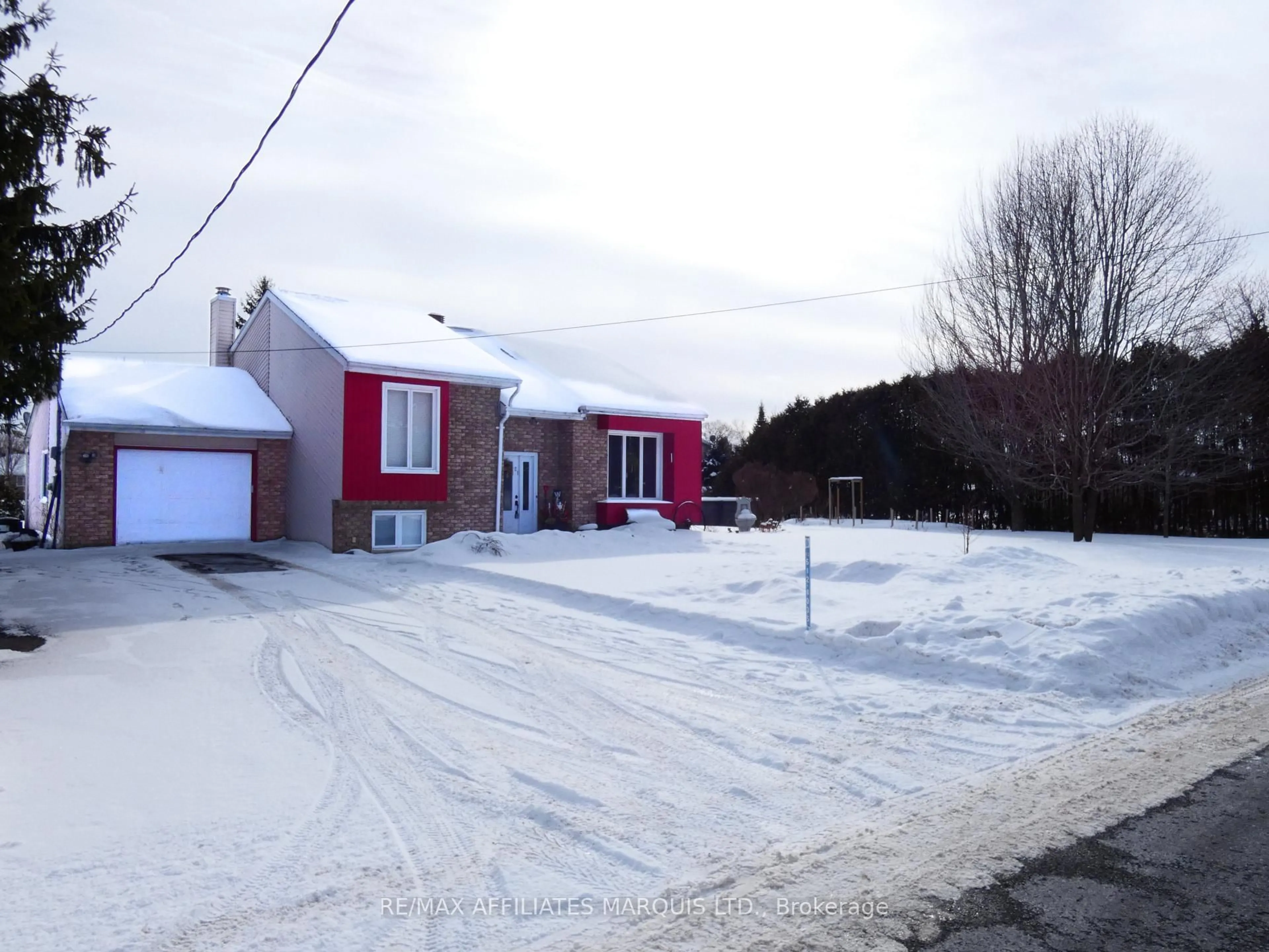A pic from outside/outdoor area/front of a property/back of a property/a pic from drone, street for 21 Ste Therese Blvd, Russell Ontario K0A 1W0