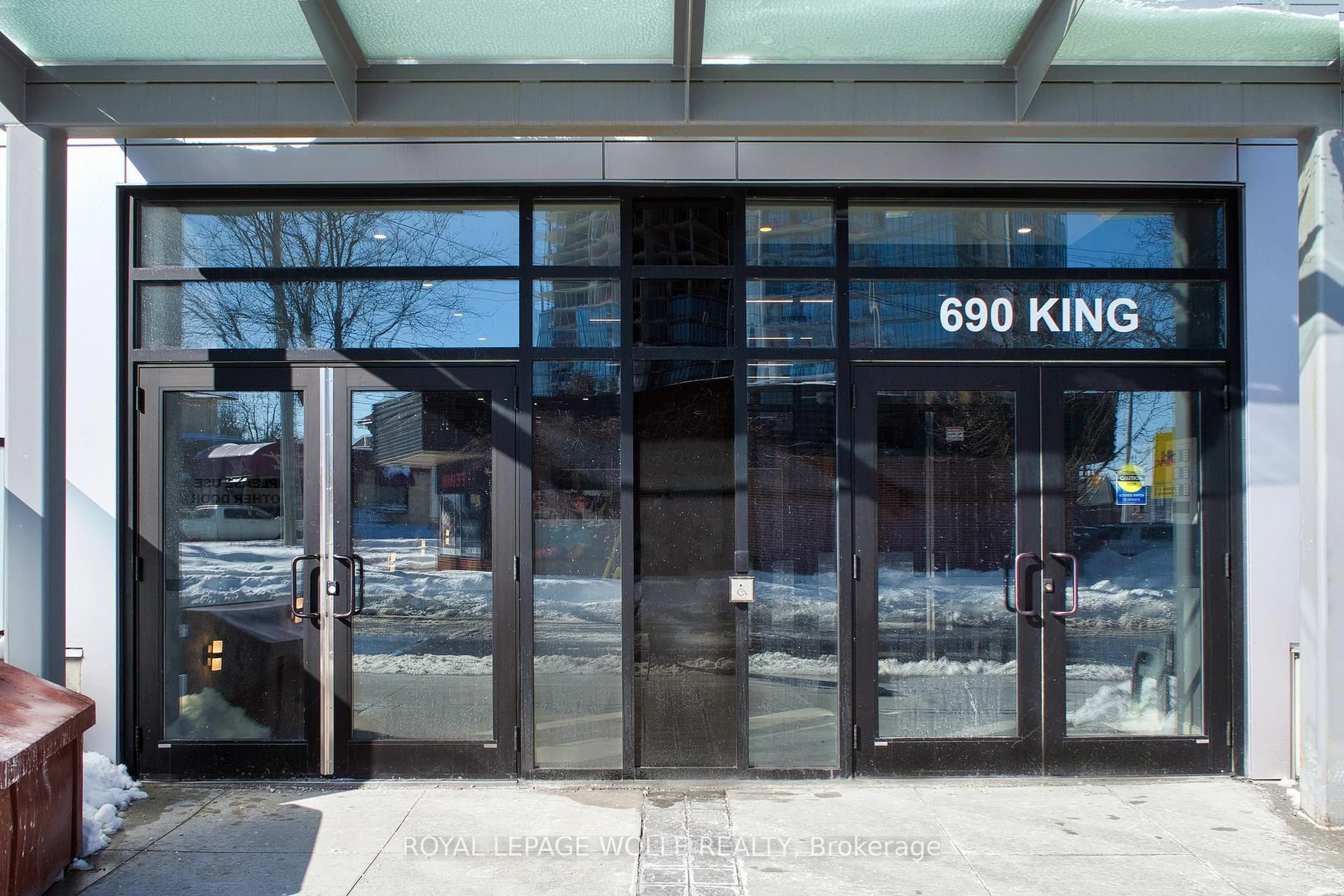 Indoor foyer for 690 King St #101, Waterloo Ontario N2H 5L8