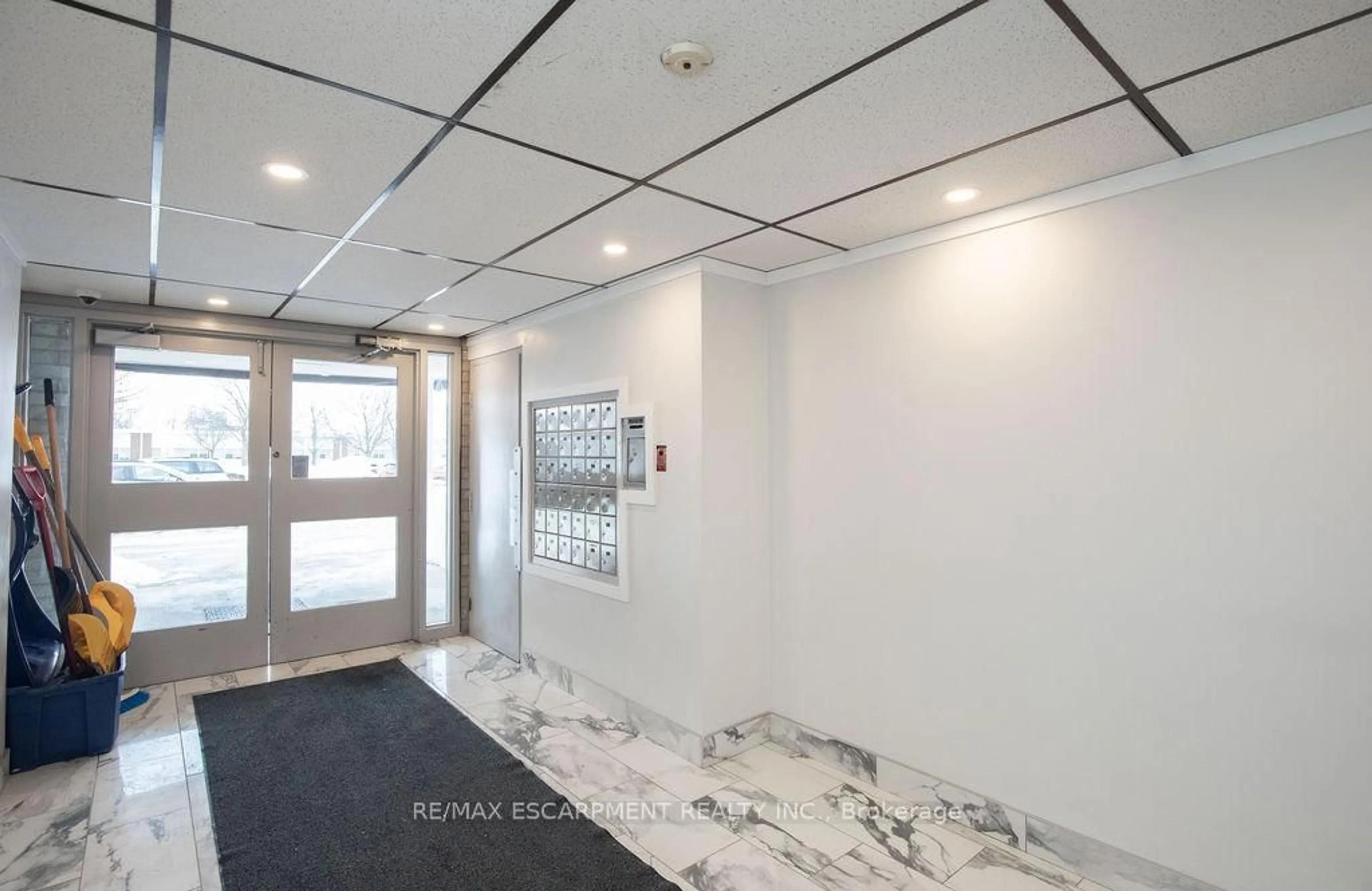 Indoor foyer for 71 Vanier Dr #110, Kitchener Ontario N2C 1J4