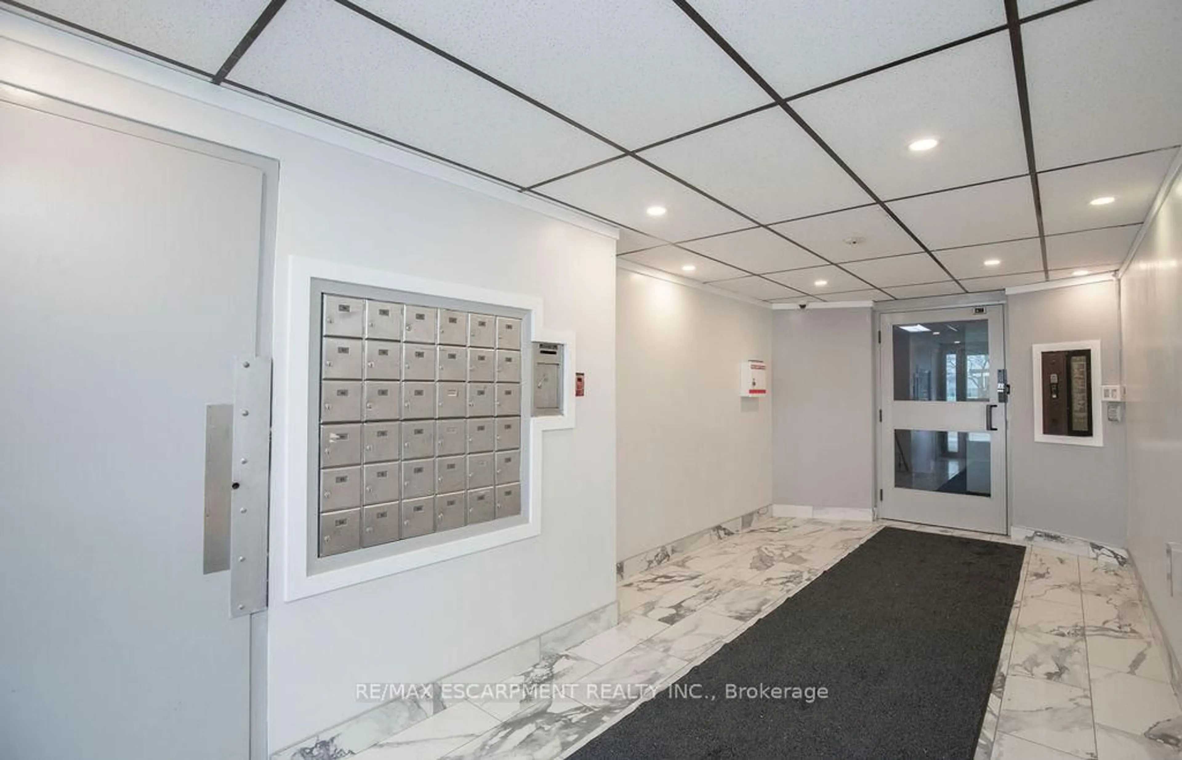 Indoor foyer for 71 Vanier Dr #110, Kitchener Ontario N2C 1J4