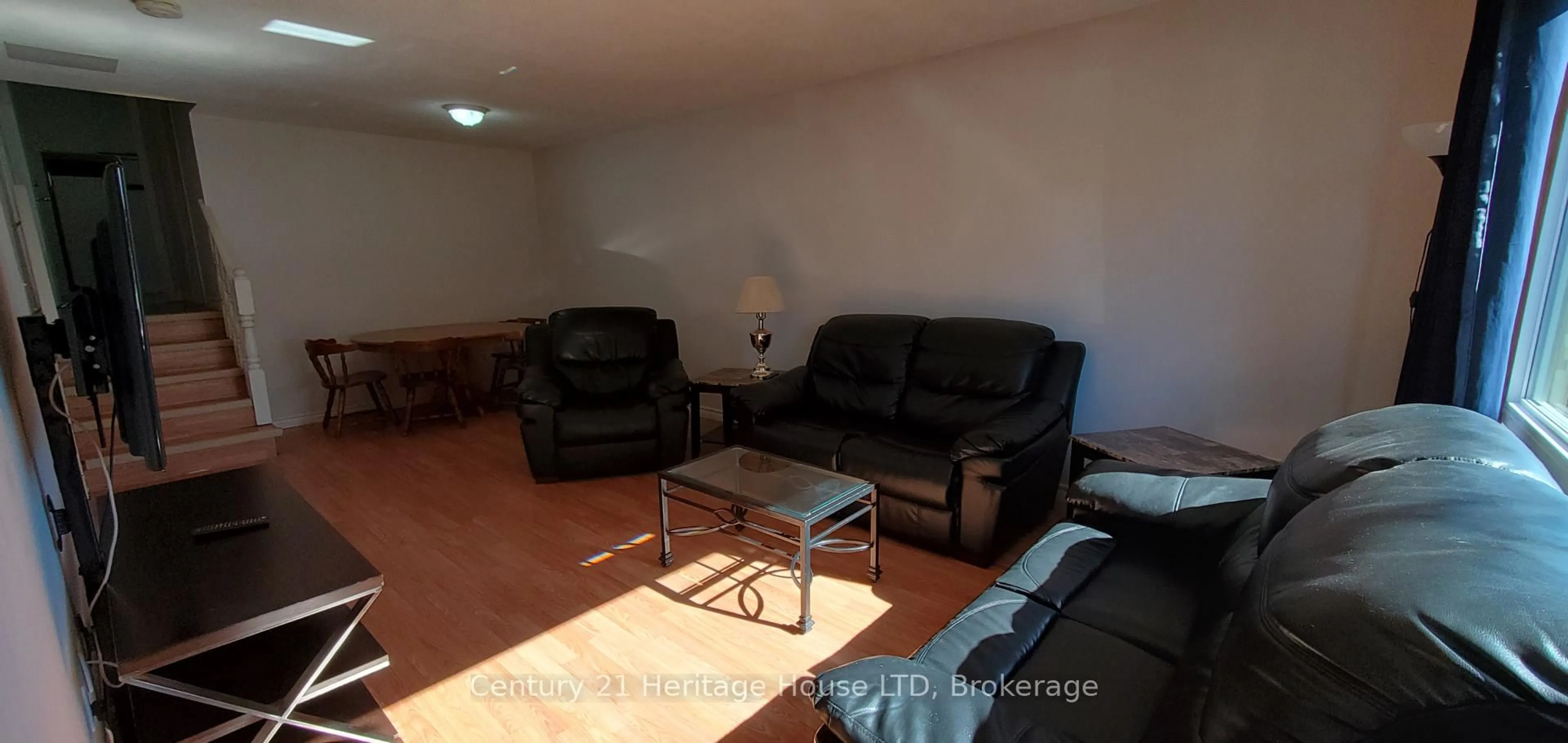 Living room with furniture, unknown for 542 First Ave, Welland Ontario L3C 1Z3