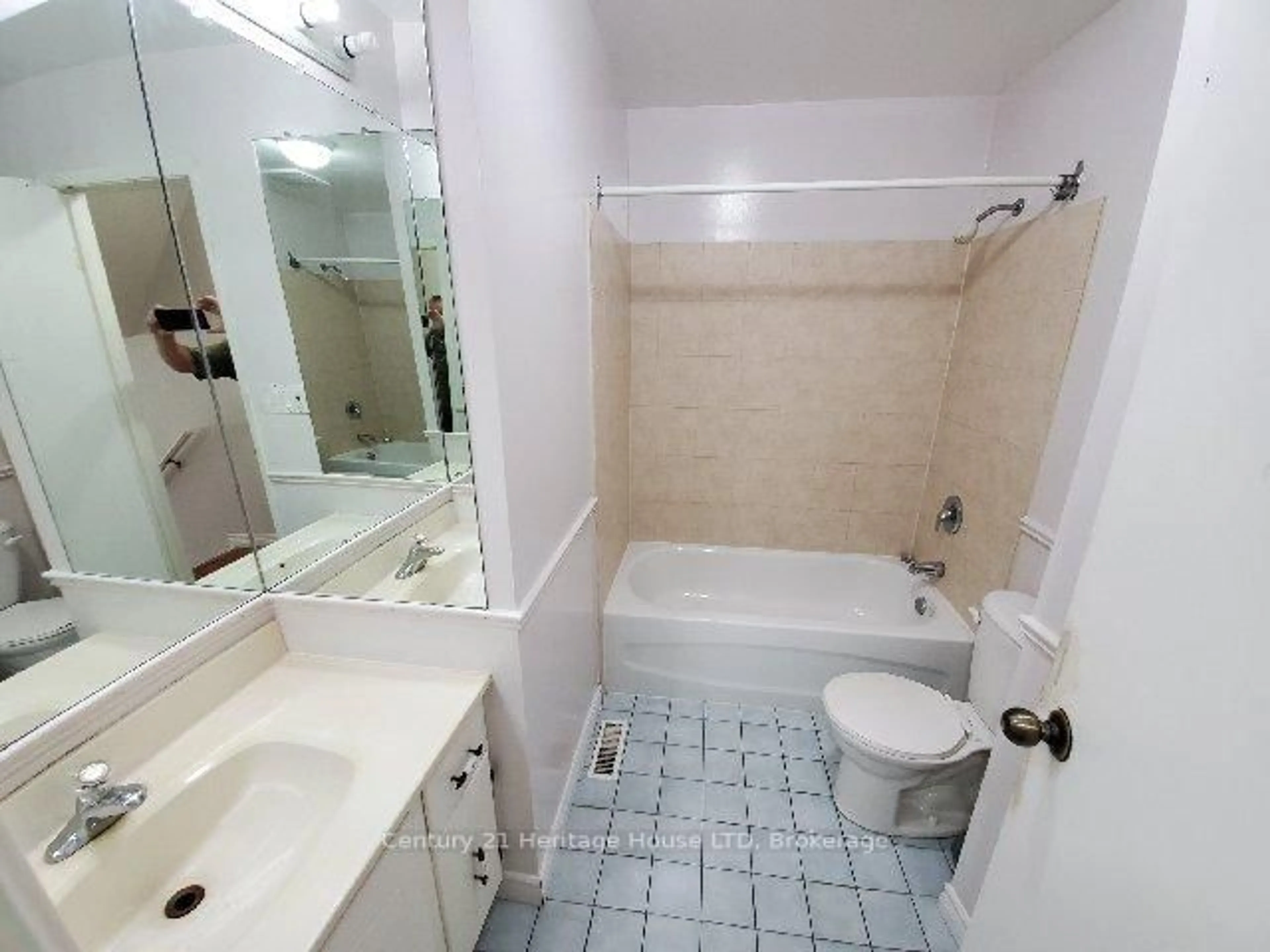 Standard bathroom, unknown for 542 First Ave, Welland Ontario L3C 1Z3