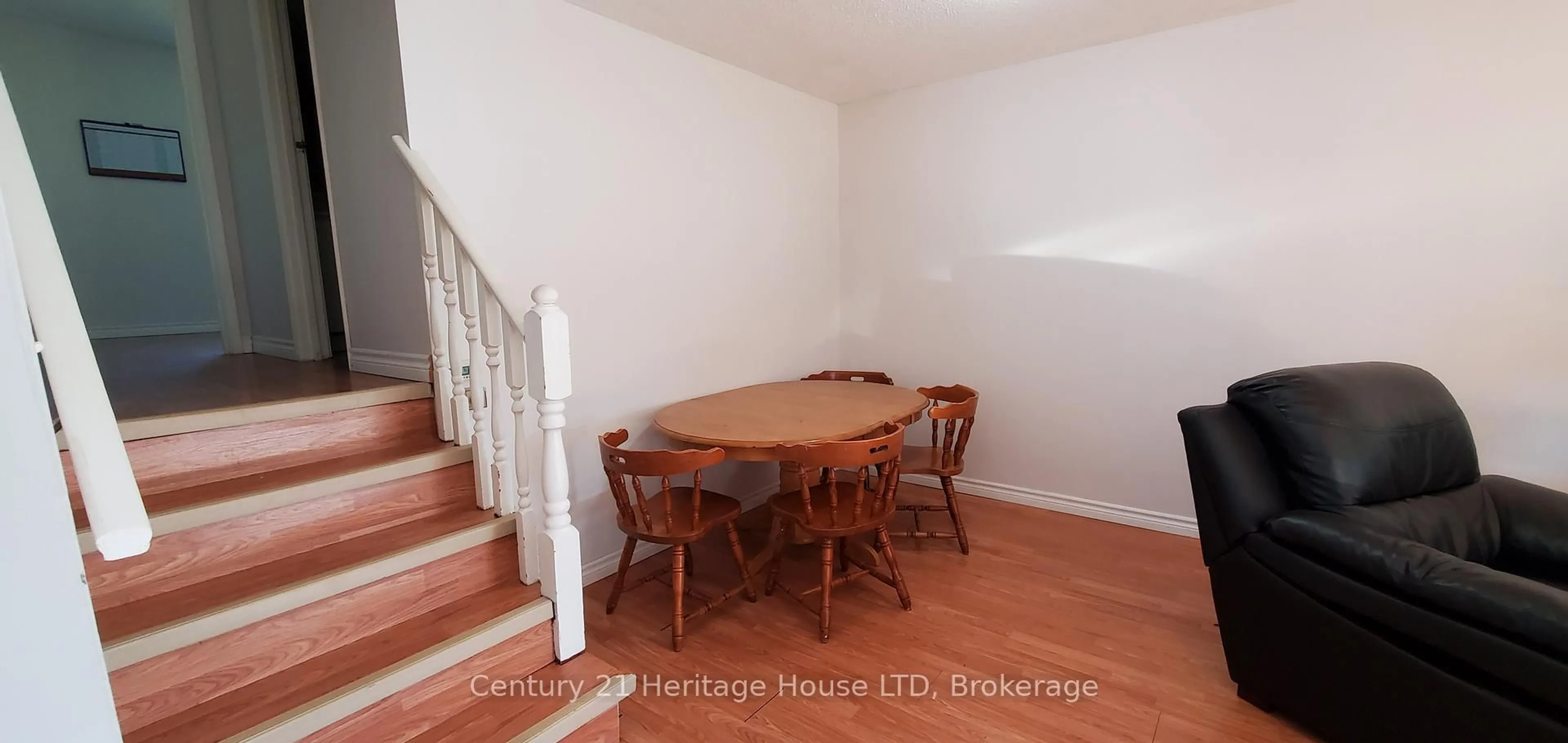 Dining room, wood/laminate floor for 542 First Ave, Welland Ontario L3C 1Z3