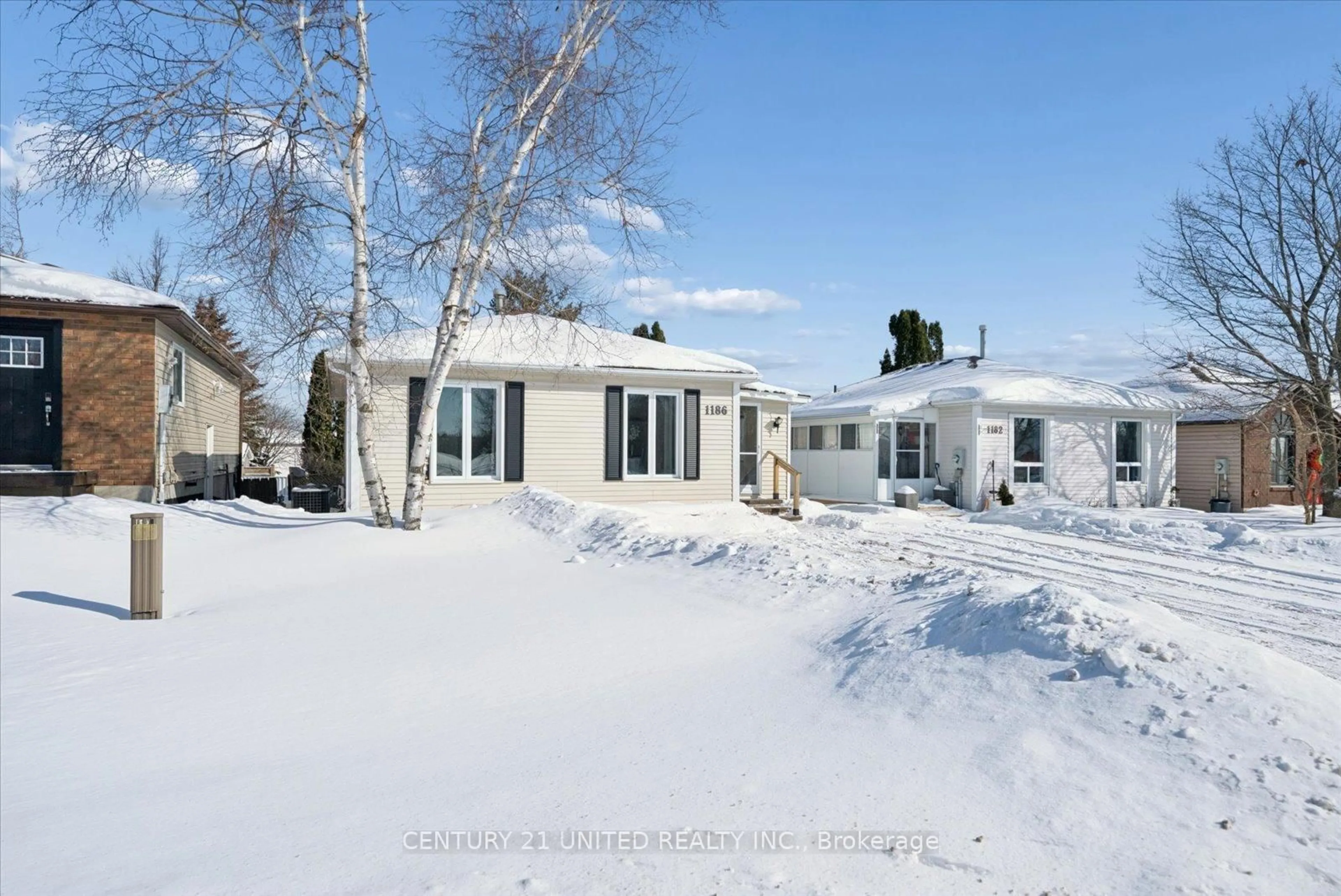 A pic from outside/outdoor area/front of a property/back of a property/a pic from drone, unknown for 1186 Neptune St, Peterborough Ontario K9H 7M6