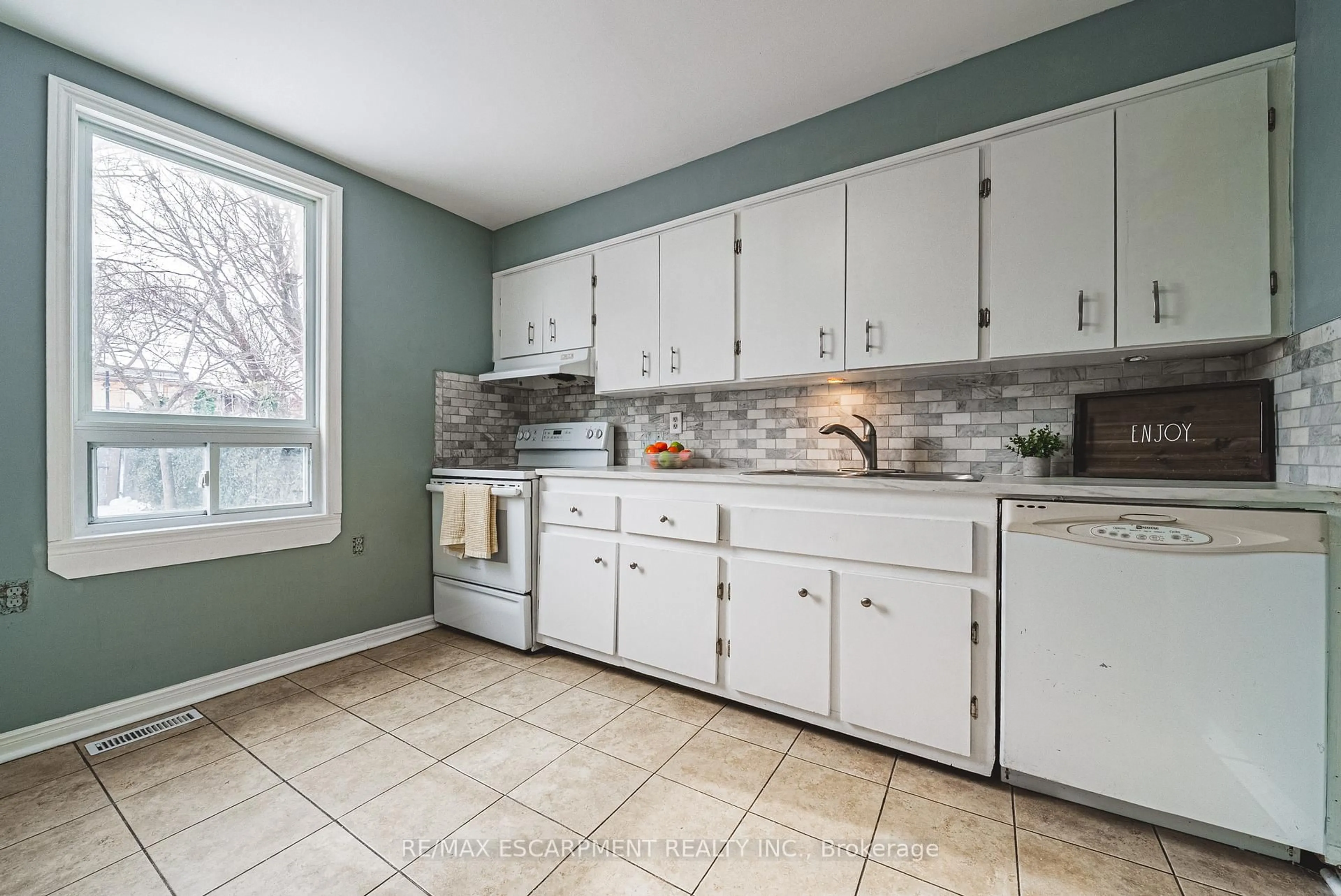 Standard kitchen, ceramic/tile floor for 96 Case St, Hamilton Ontario L8L 3G9