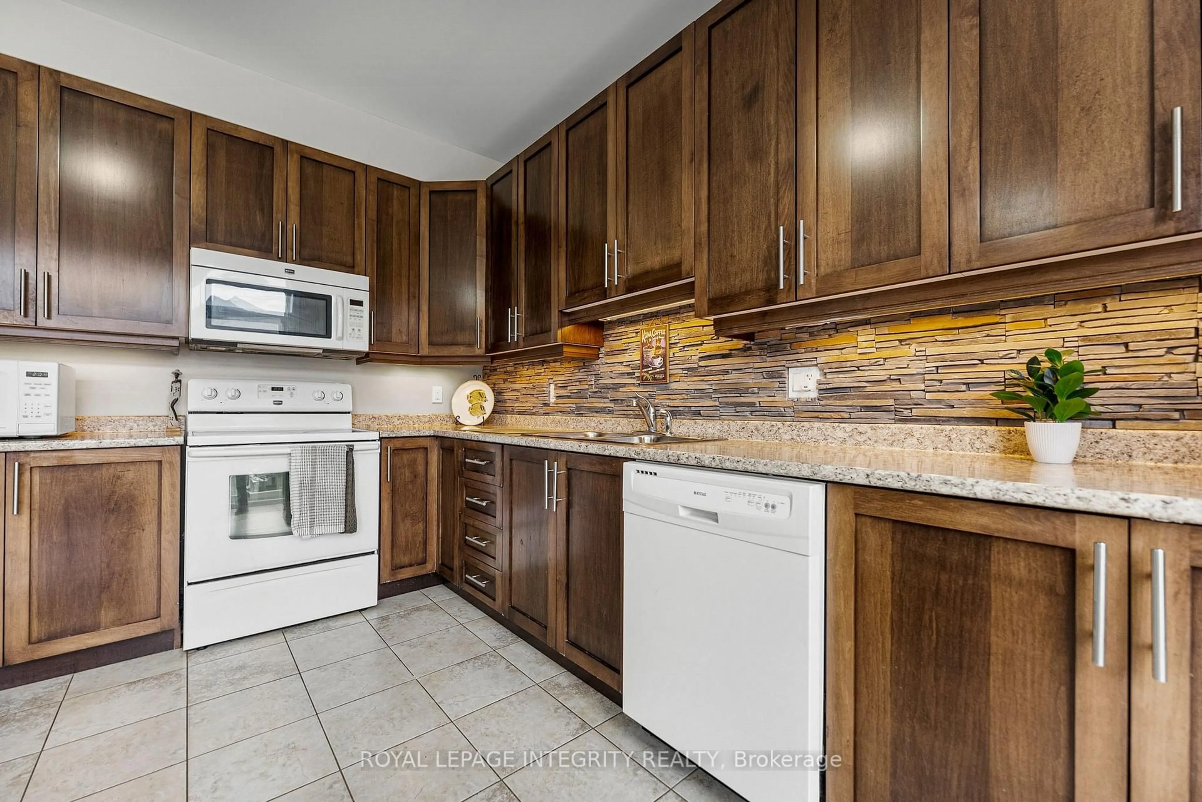 Standard kitchen, ceramic/tile floor for 53 WILLOWSHORE Way, Carleton Place Ontario K7C 0B1