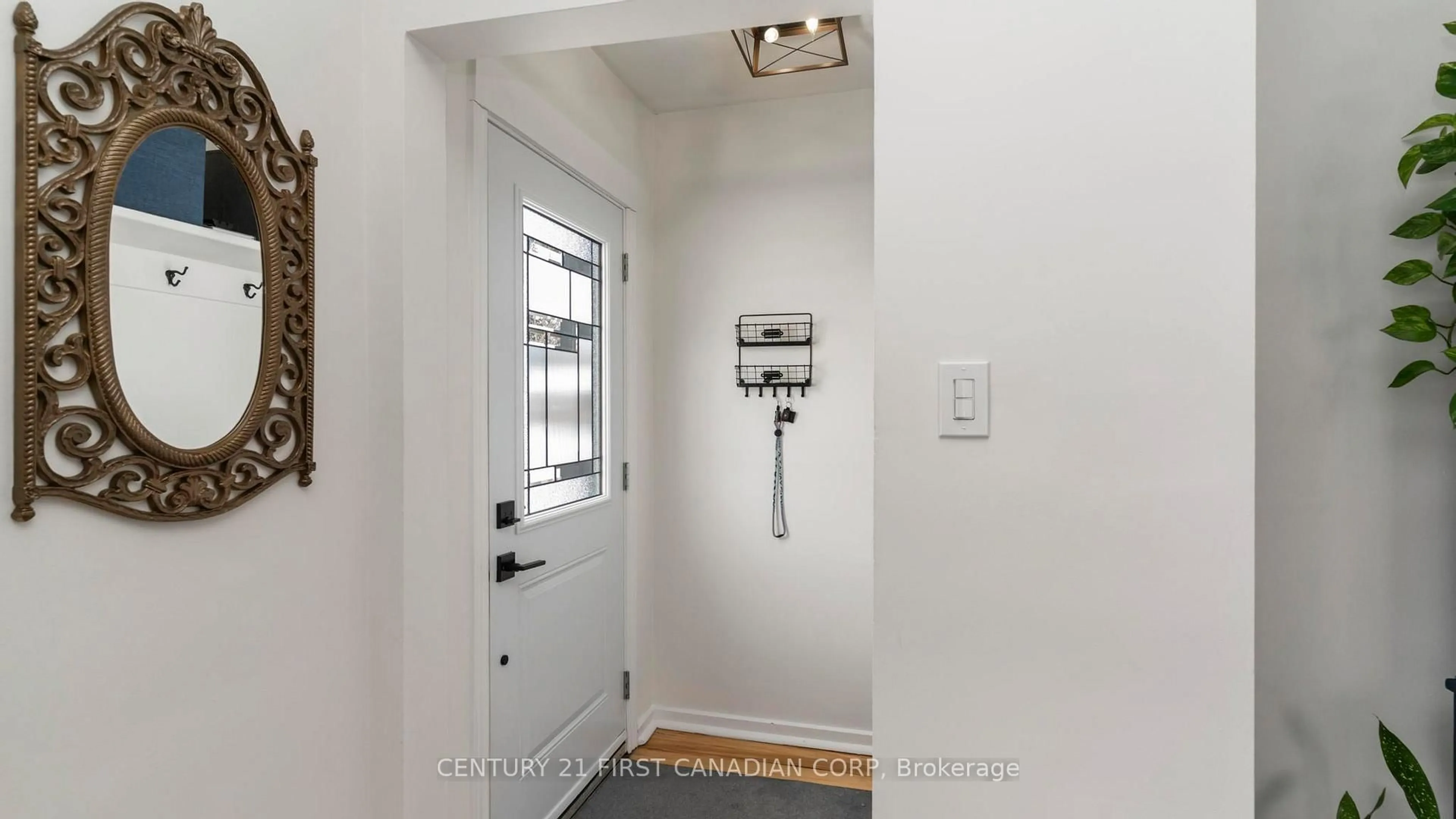 Indoor entryway for 16 Elliott St, London East Ontario N5Y 2E3