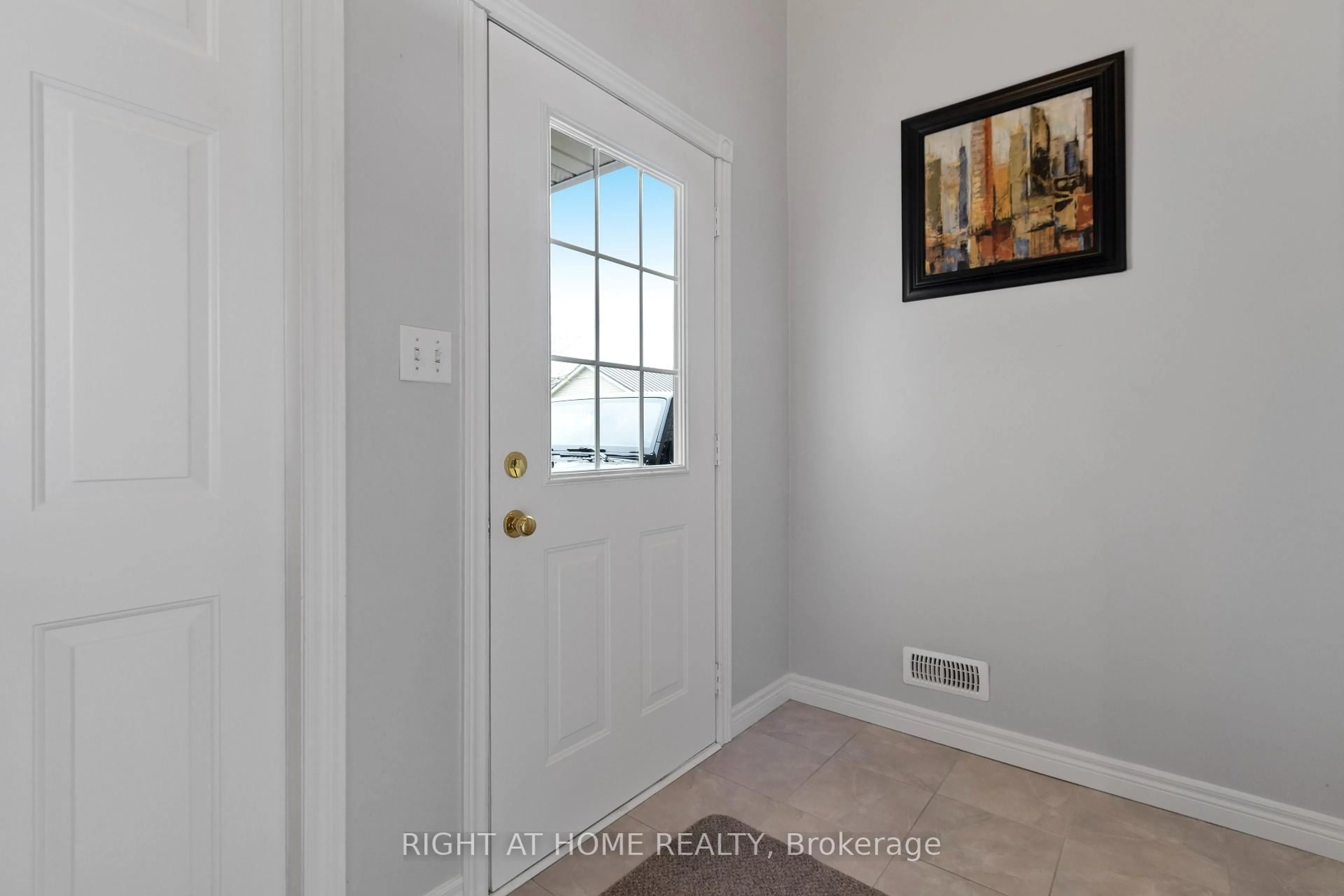 Indoor entryway for 9 Discovery Crt, Chatham-Kent Ontario N7L 0A3