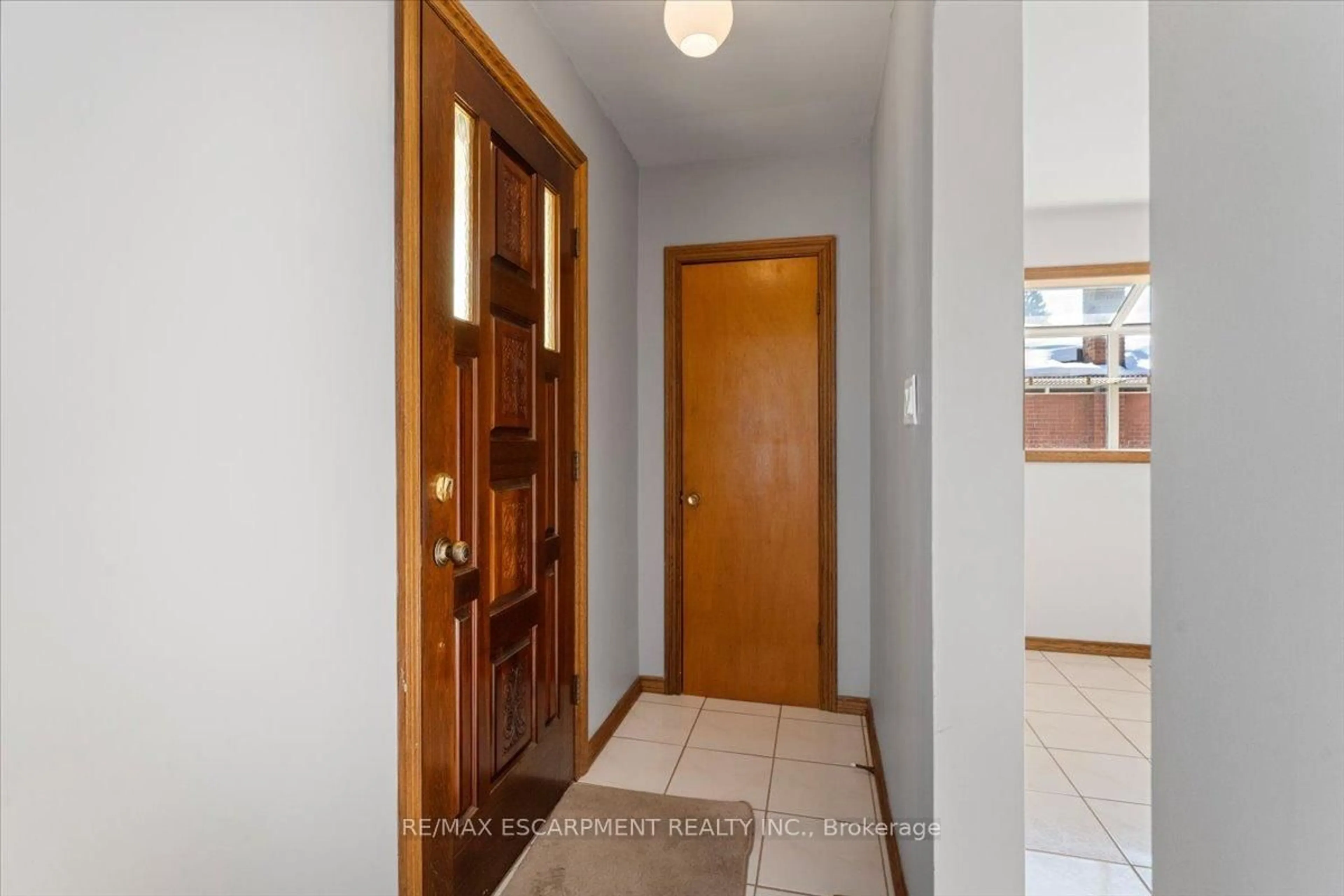 Indoor entryway for 294 Upper Paradise Rd, Hamilton Ontario L9C 5C4