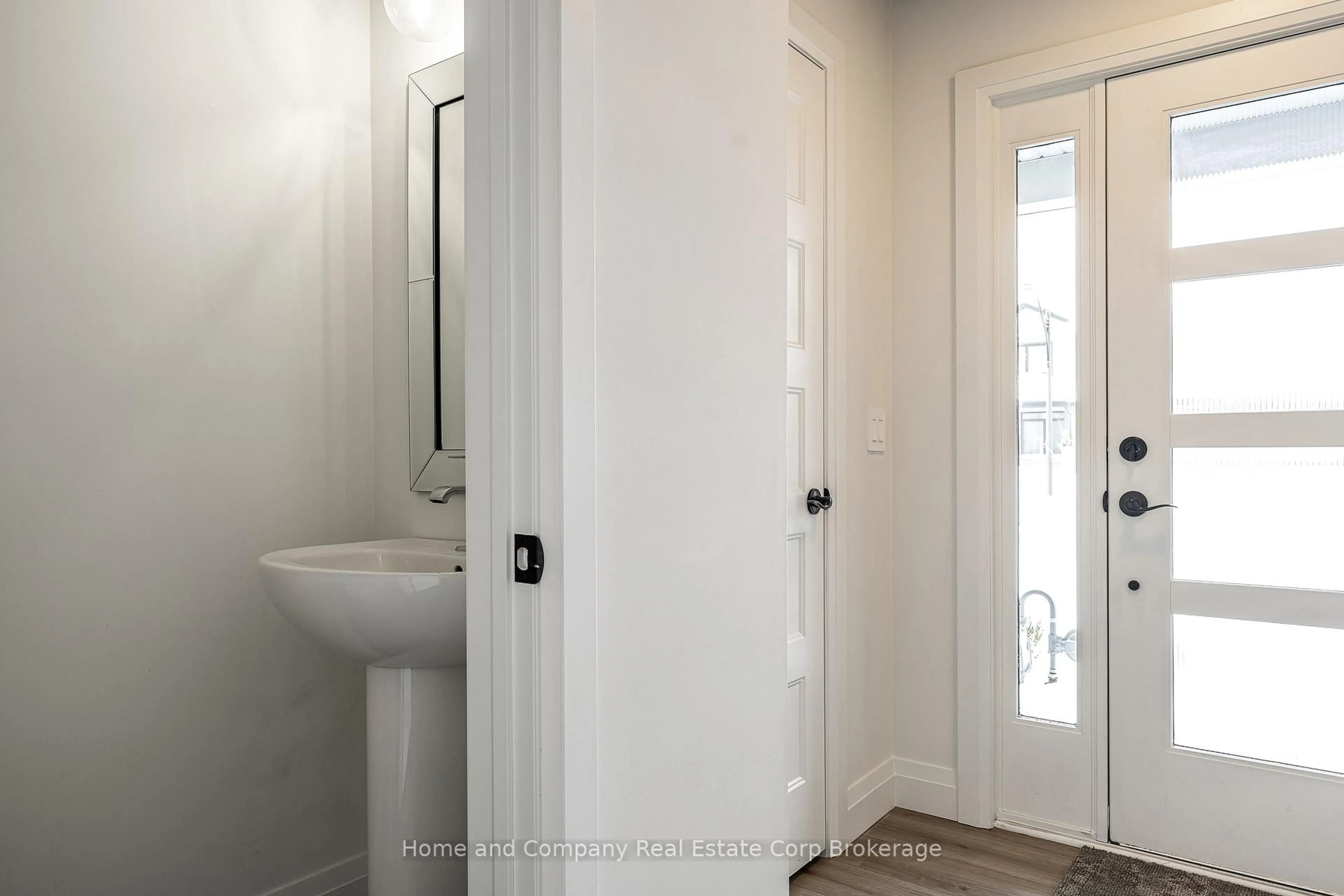 Indoor entryway for 17 Trail Side Dr, St. Marys Ontario N4X 0C1