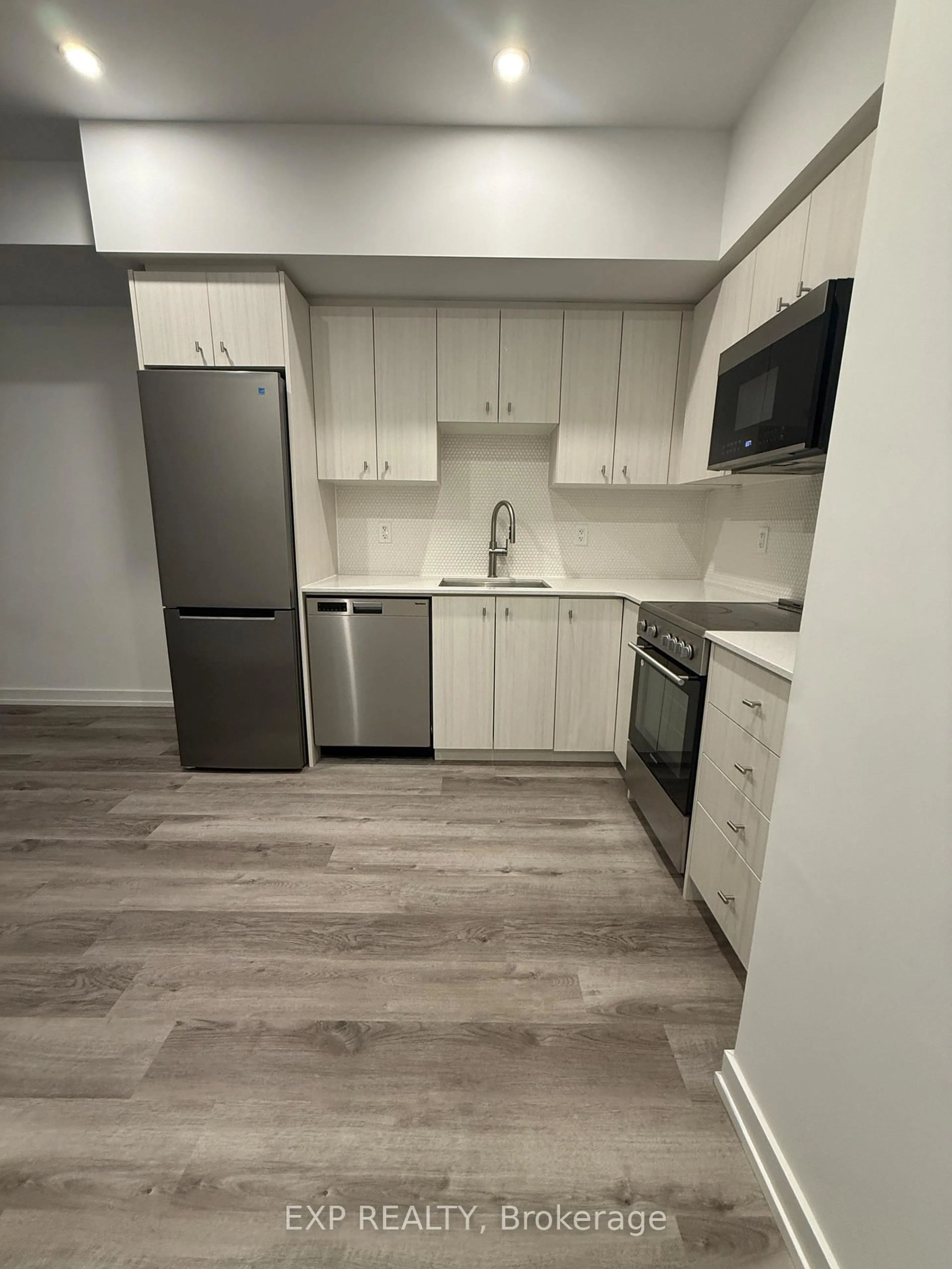 Standard kitchen, unknown for 5 WELLINGTON St #1511, Kitchener Ontario N2G 0E3