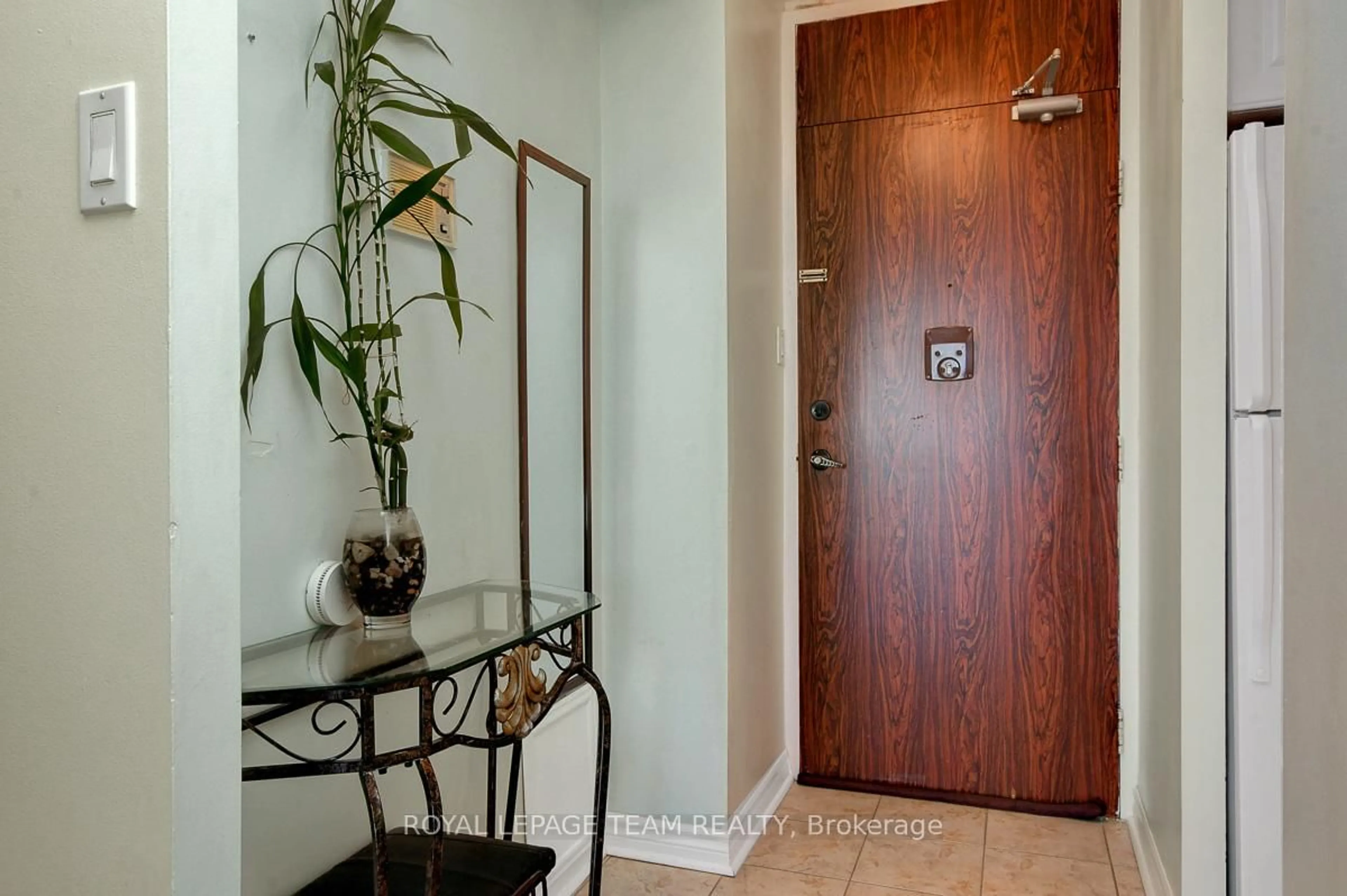 Indoor entryway for 2000 JASMINE Cres #410, Ottawa Ontario K1J 8K4