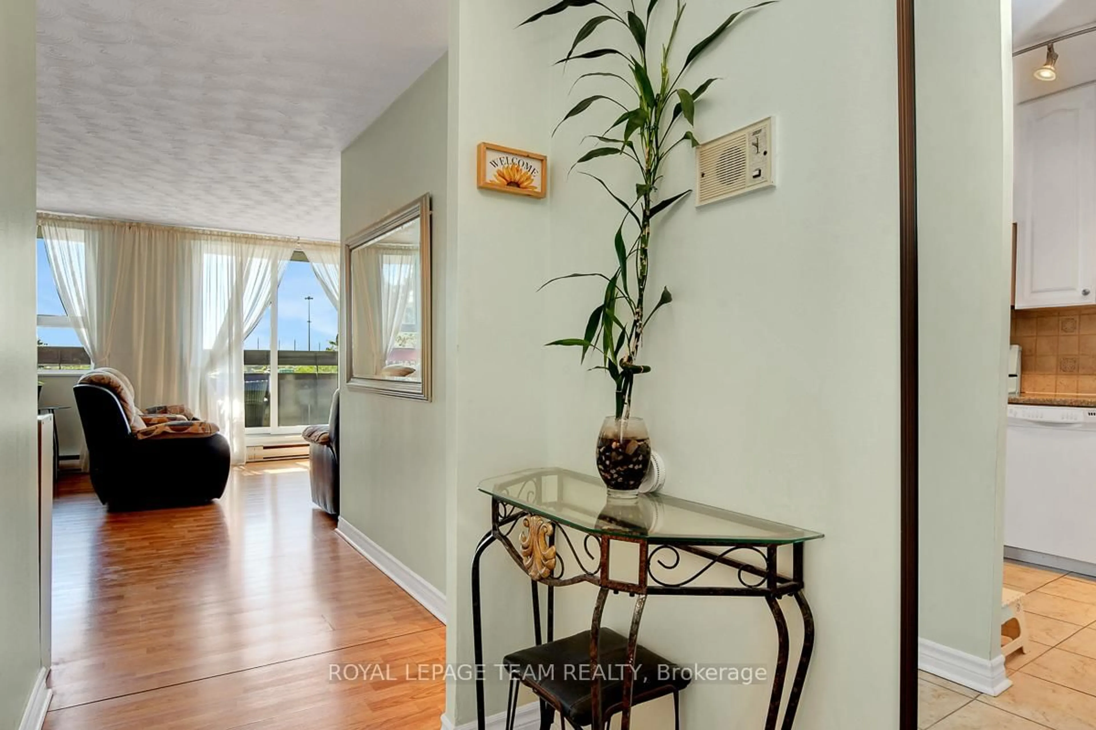 Indoor entryway for 2000 JASMINE Cres #410, Ottawa Ontario K1J 8K4