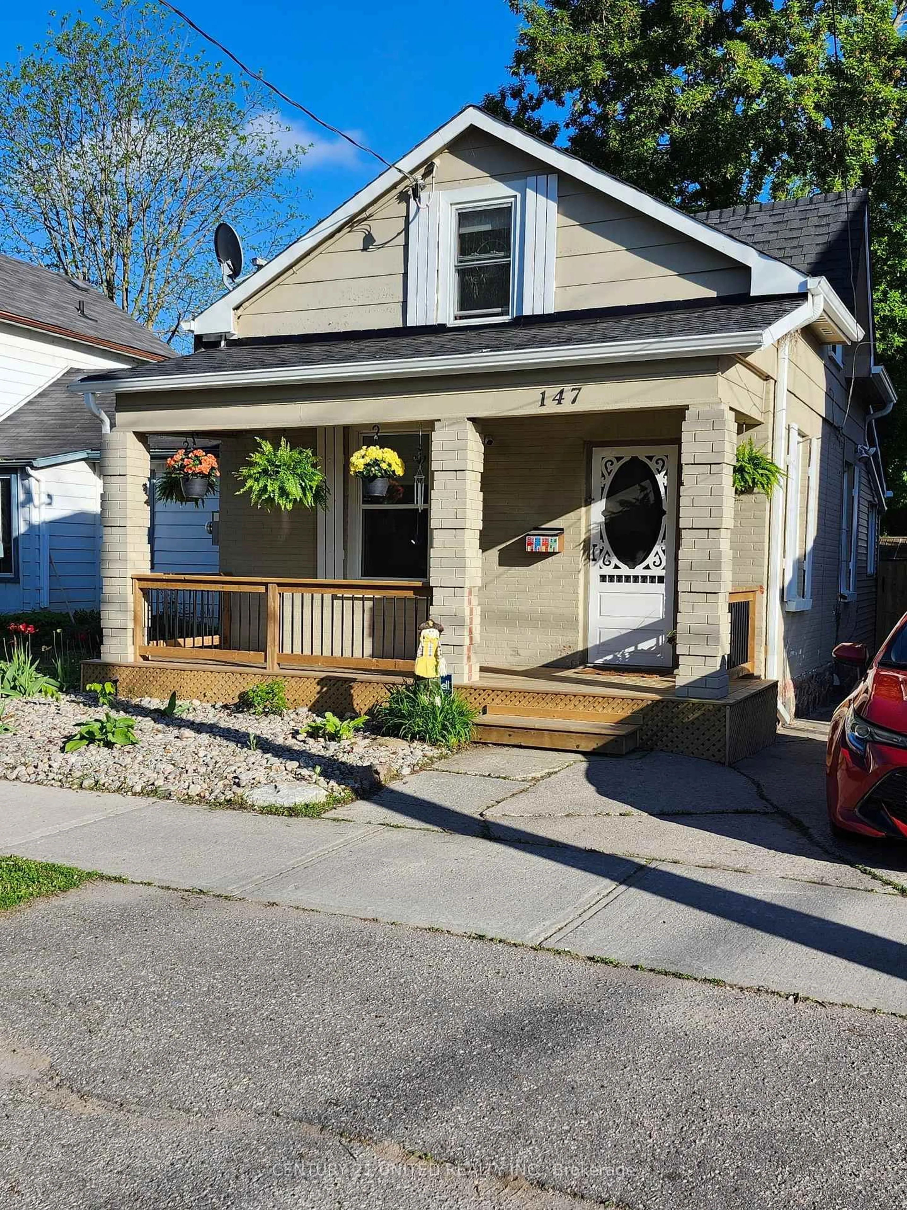 Home with vinyl exterior material, street for 147 Lake St, Peterborough Ontario K9J 2H2