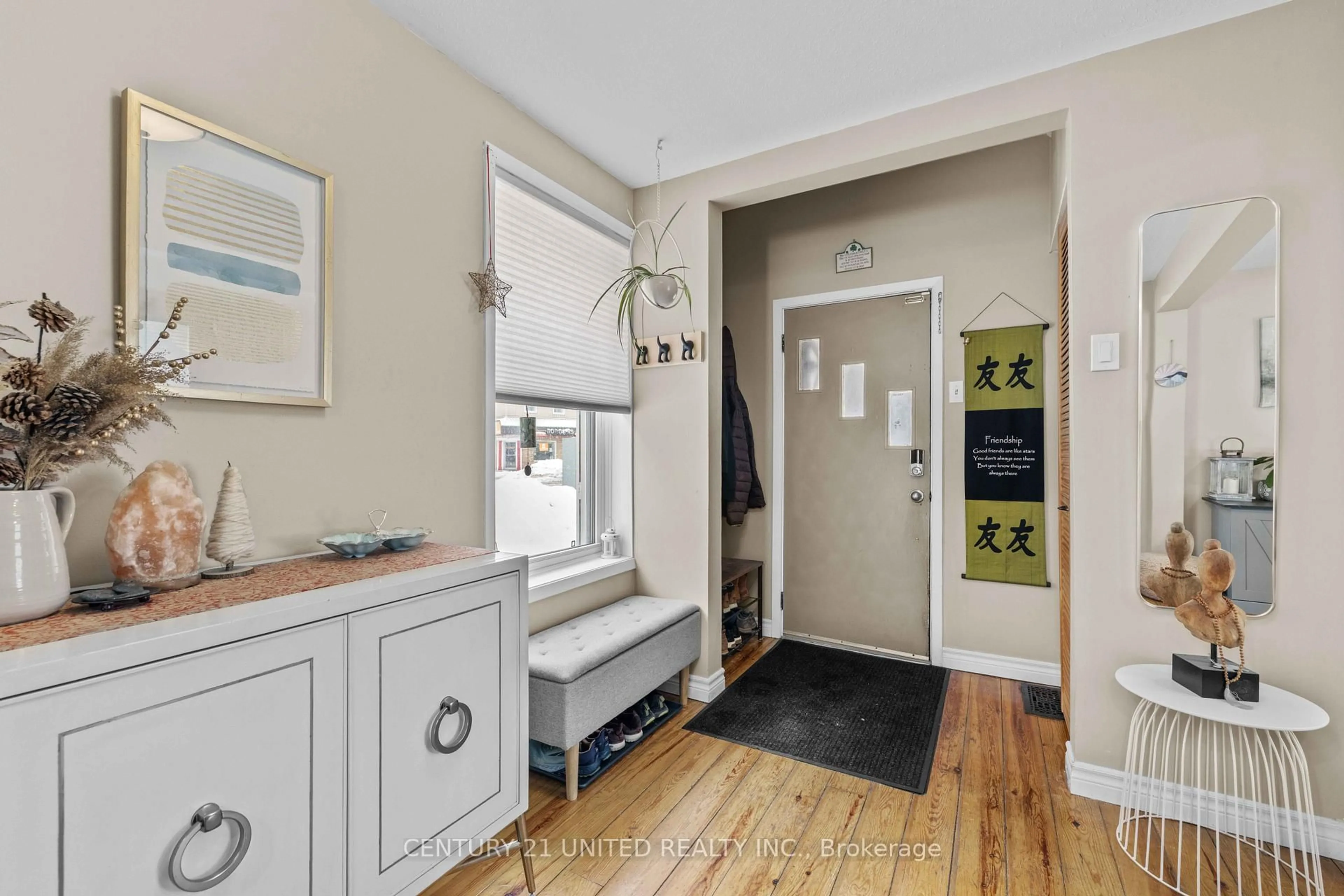 Indoor entryway for 147 Lake St, Peterborough Ontario K9J 2H2