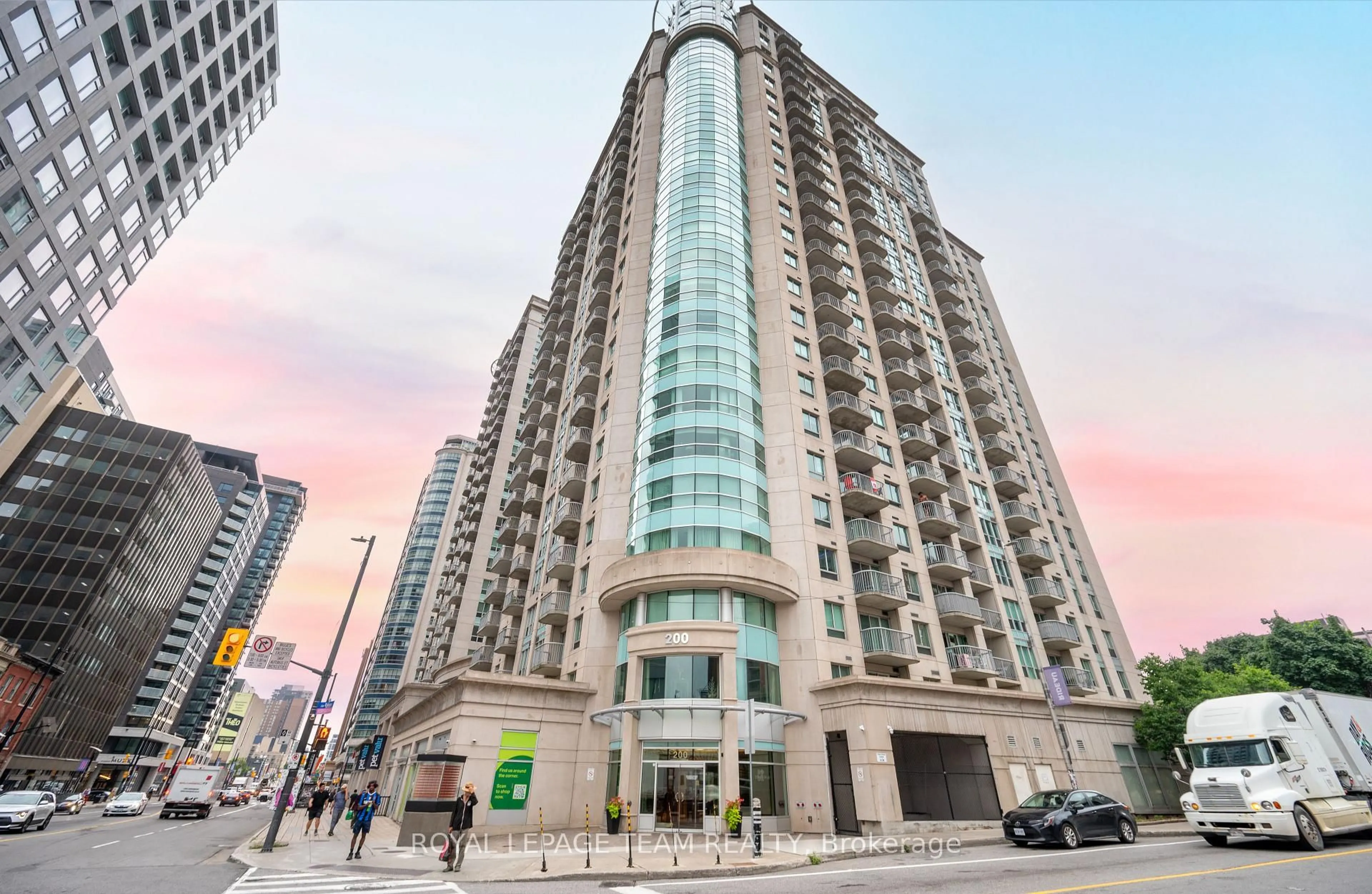 Indoor foyer for 200 Rideau St #1704, Ottawa Ontario K1N 5Y1