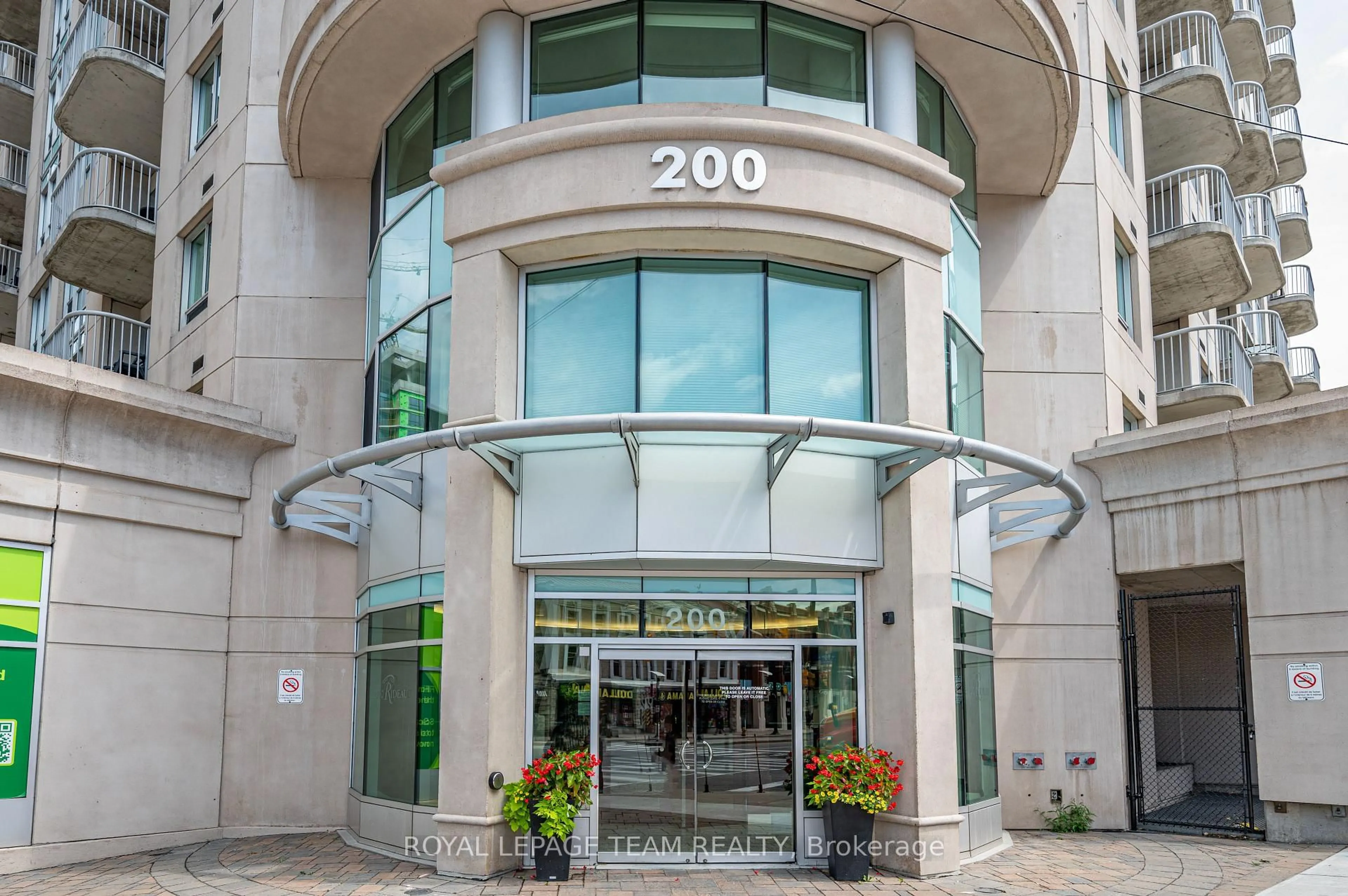 Indoor foyer for 200 Rideau St #1704, Ottawa Ontario K1N 5Y1