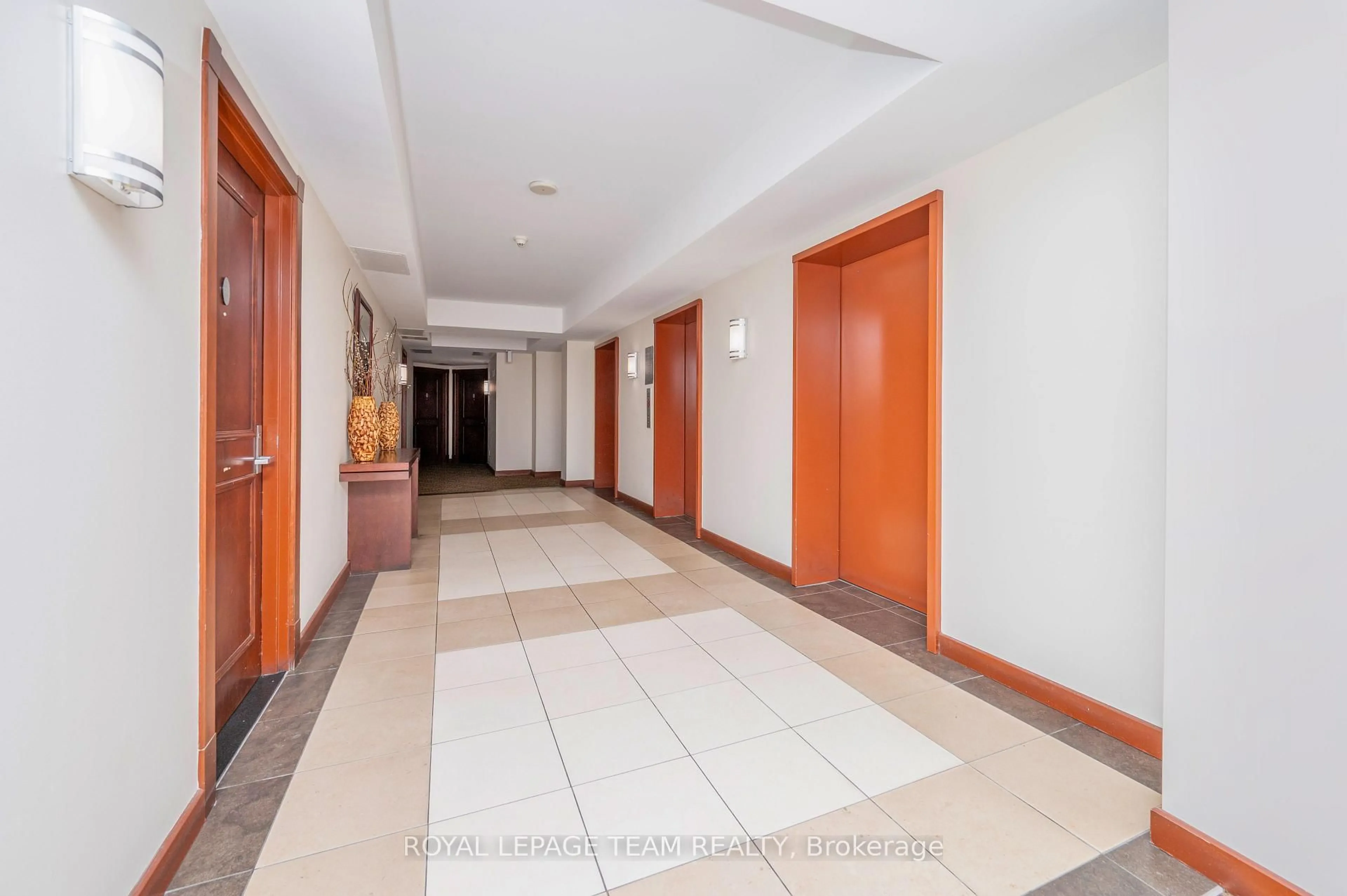 Indoor foyer for 200 Rideau St #1704, Ottawa Ontario K1N 5Y1